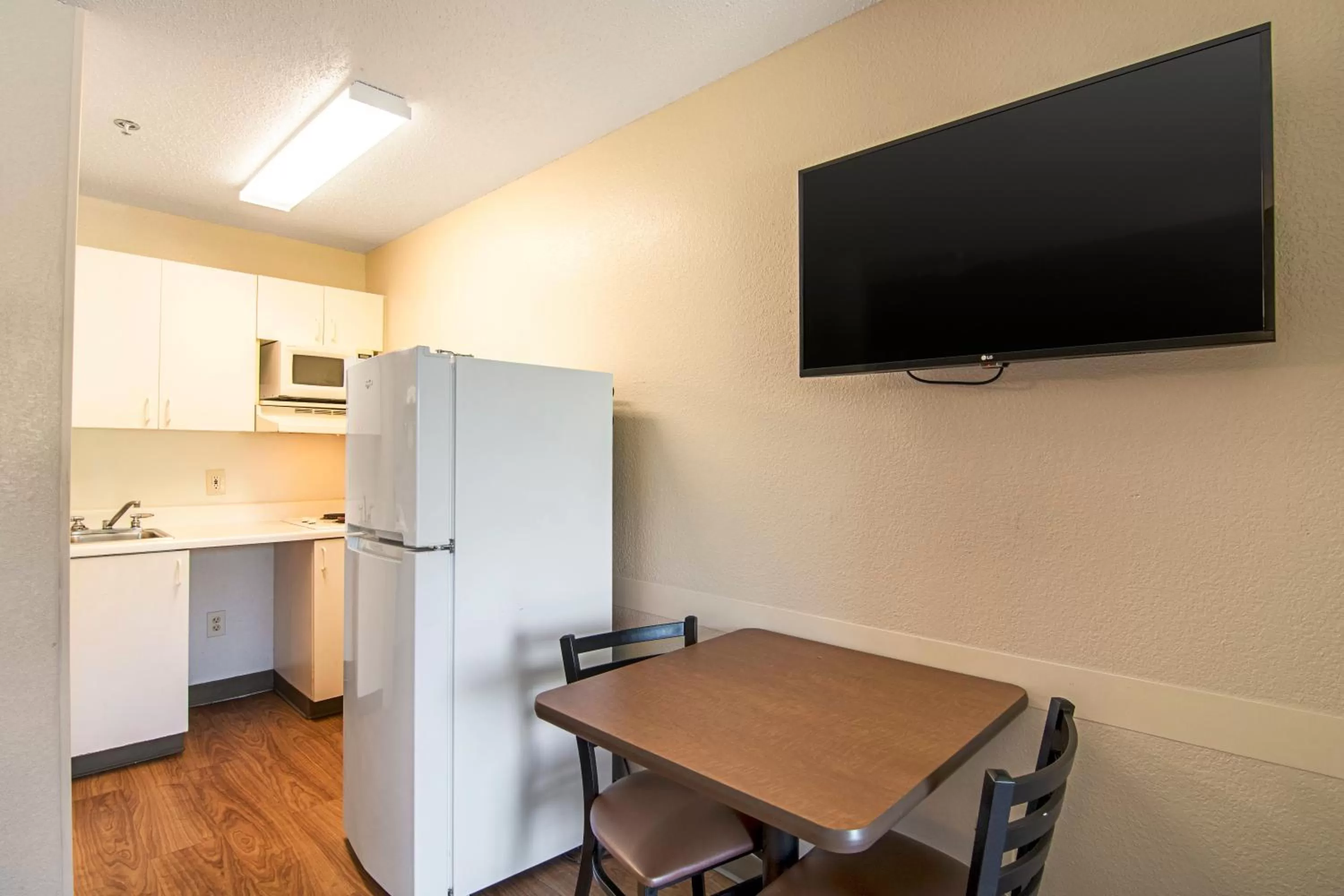 Photo of the whole room in HomeTowne Studios by Red Roof Chicago - Waukegan