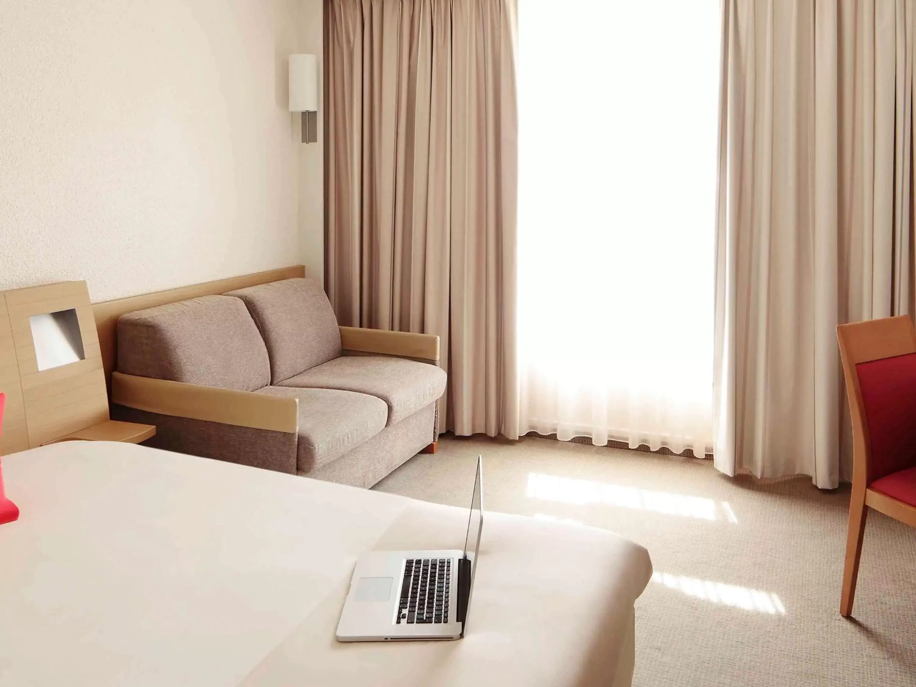 Photo of the whole room, Seating Area in Novotel Perpignan Nord Rivesaltes