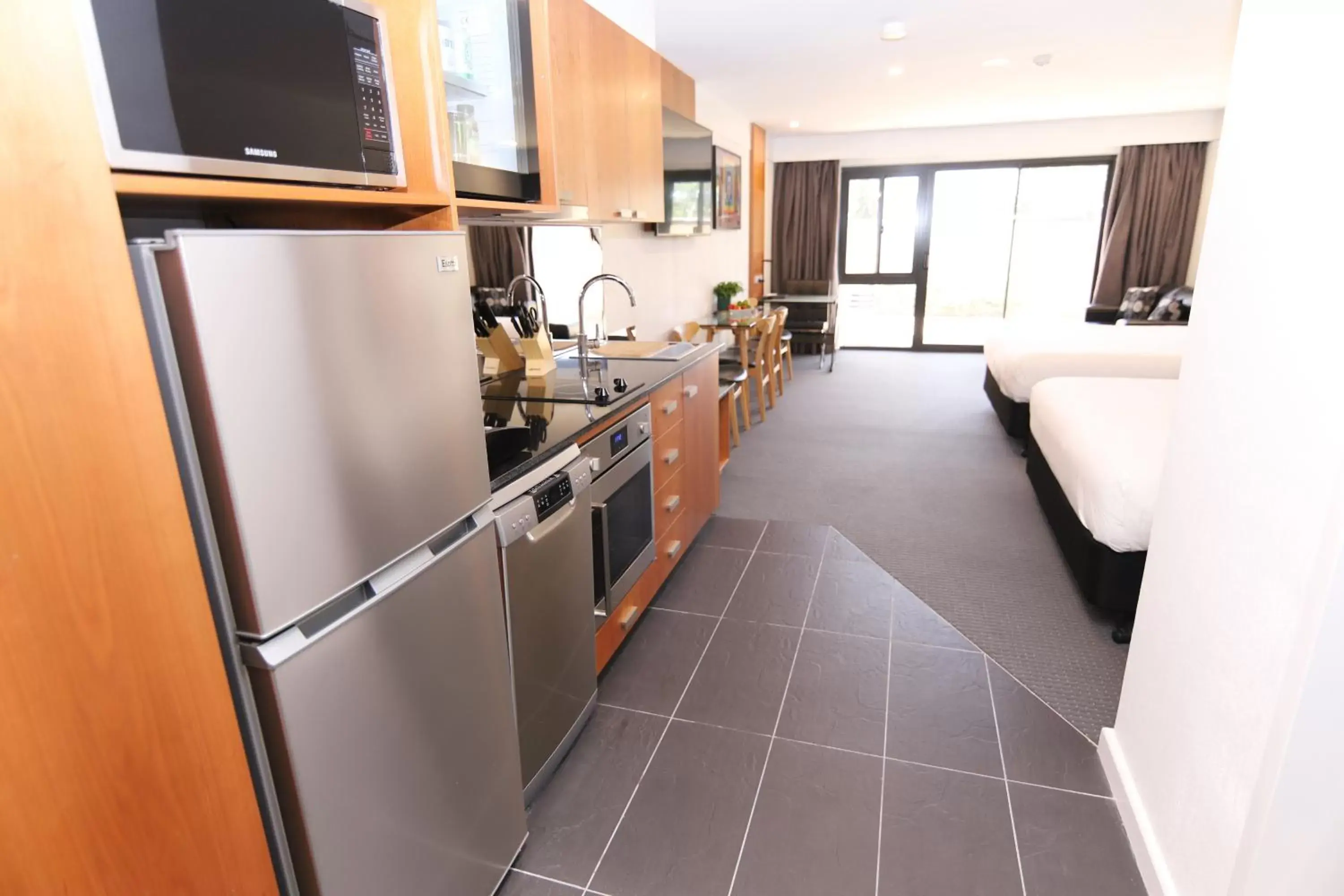 Living room, Kitchen/Kitchenette in Best Western Plus Goulburn