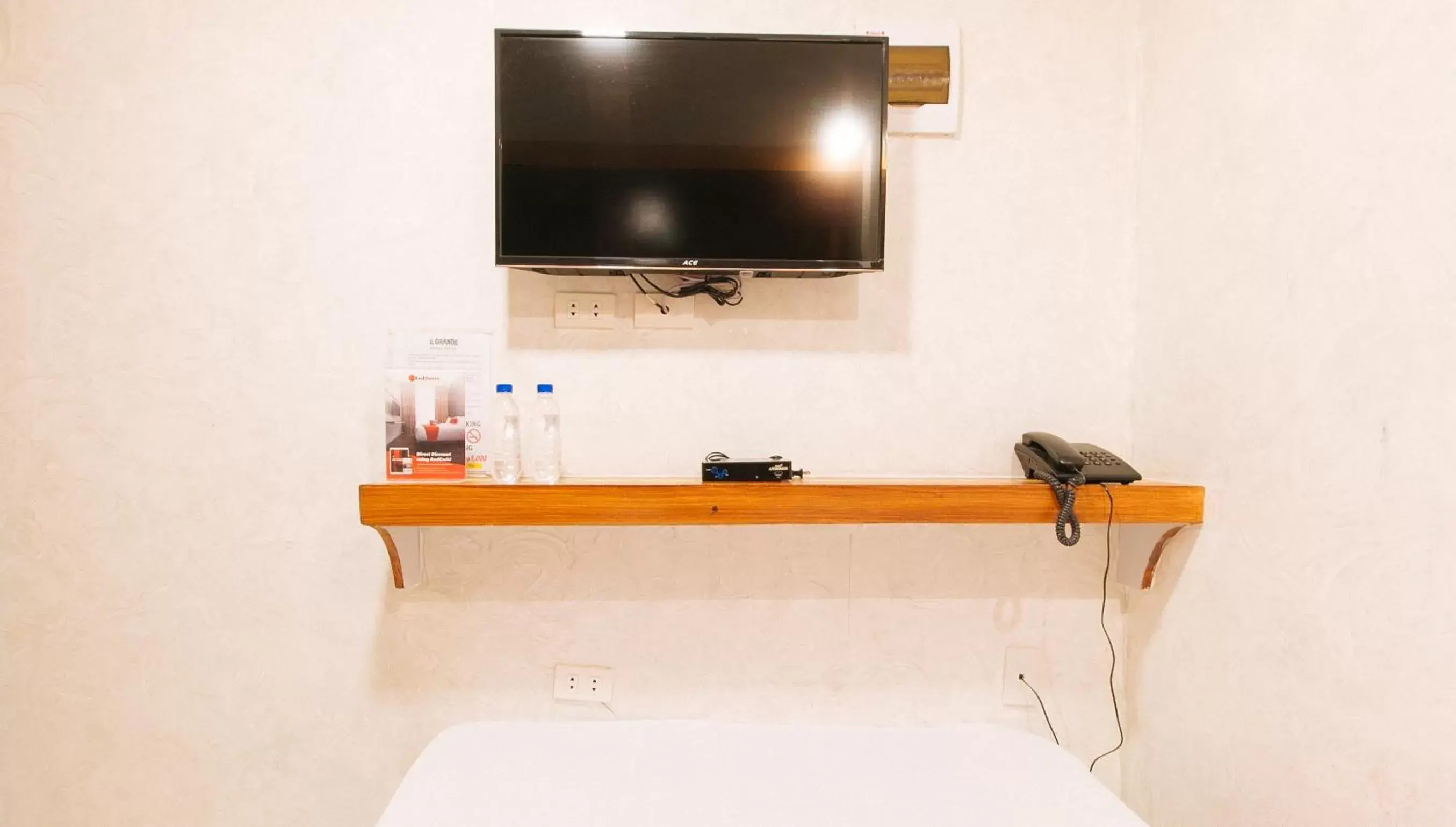 Bedroom, TV/Entertainment Center in RedDoorz @ PIY Margal Sampaloc Manila