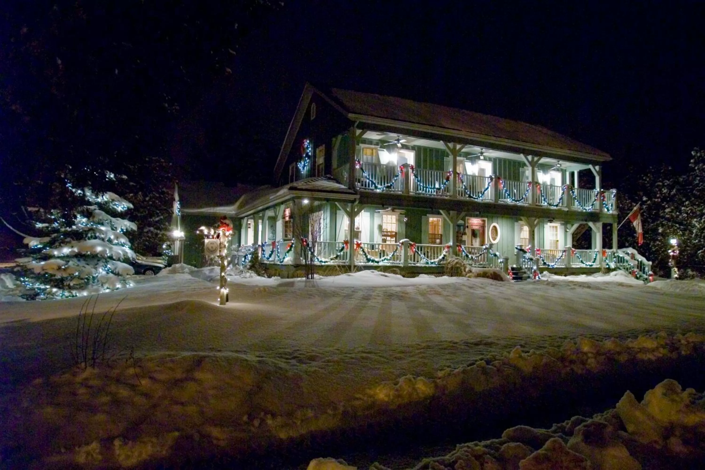 Facade/entrance in WeatherPine Inn