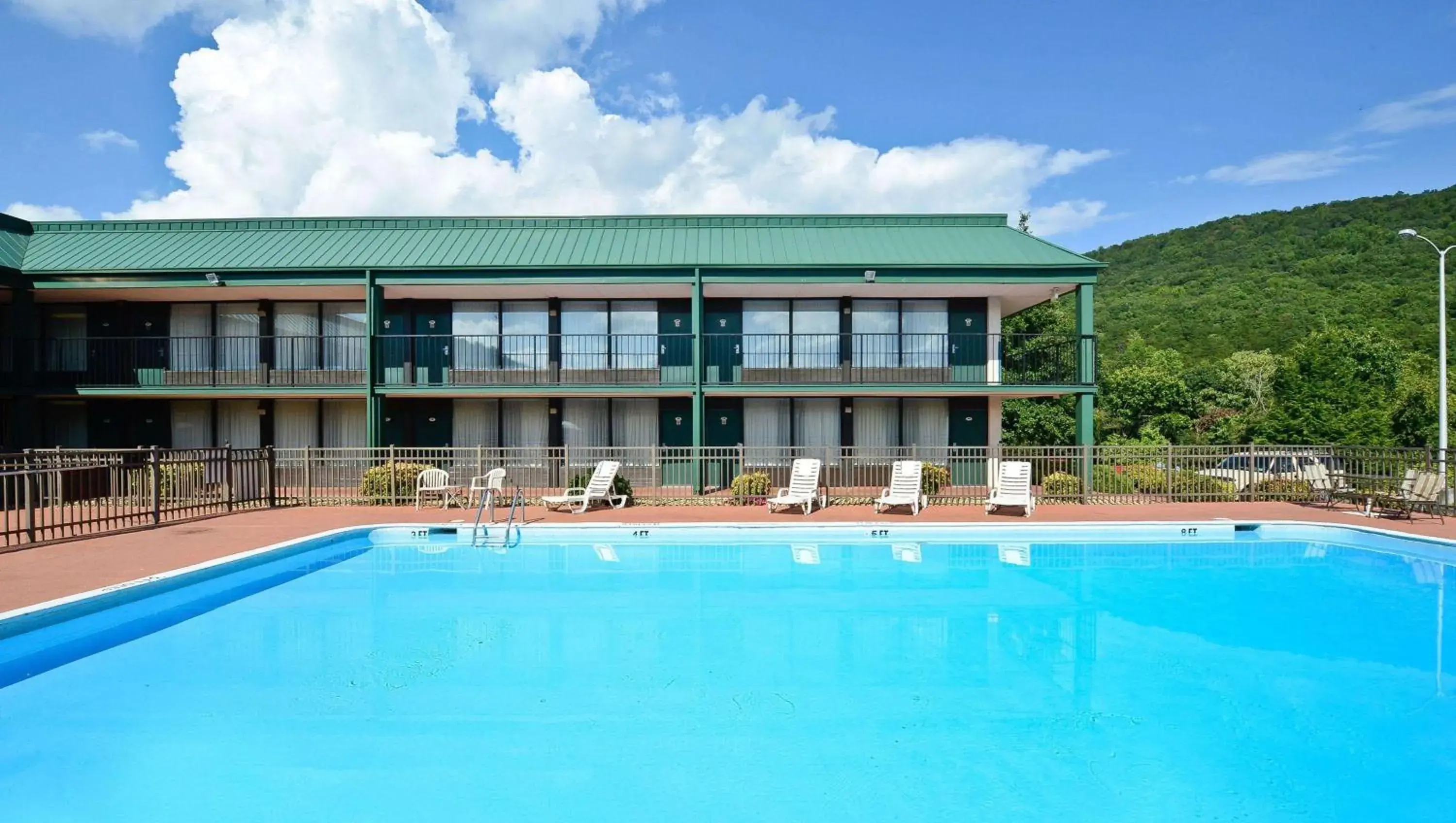 Swimming Pool in Magnuson Hotel Mountain View