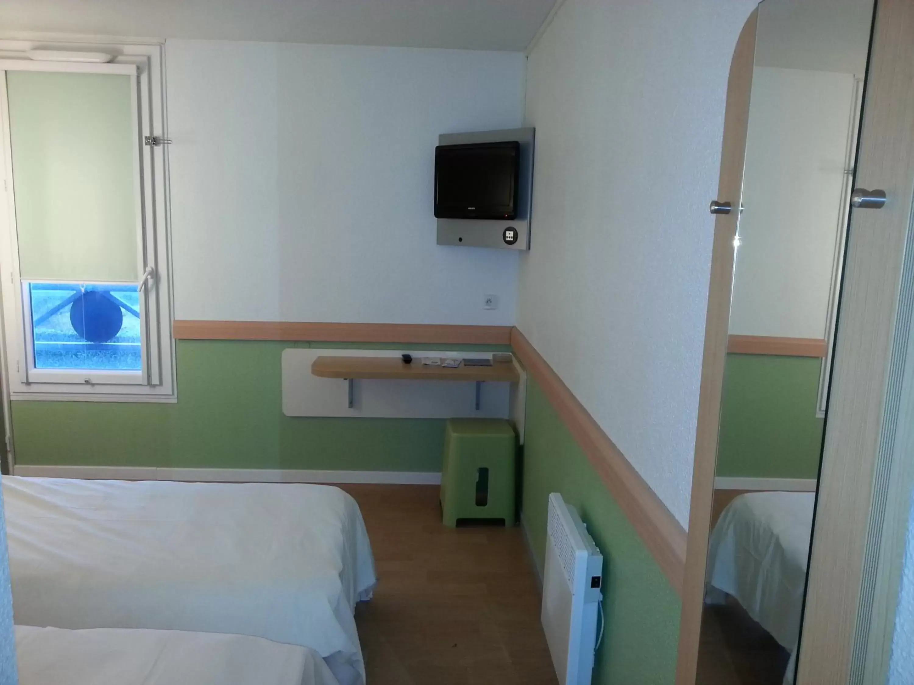 Bedroom, Bed in ibis budget Nantes Ouest