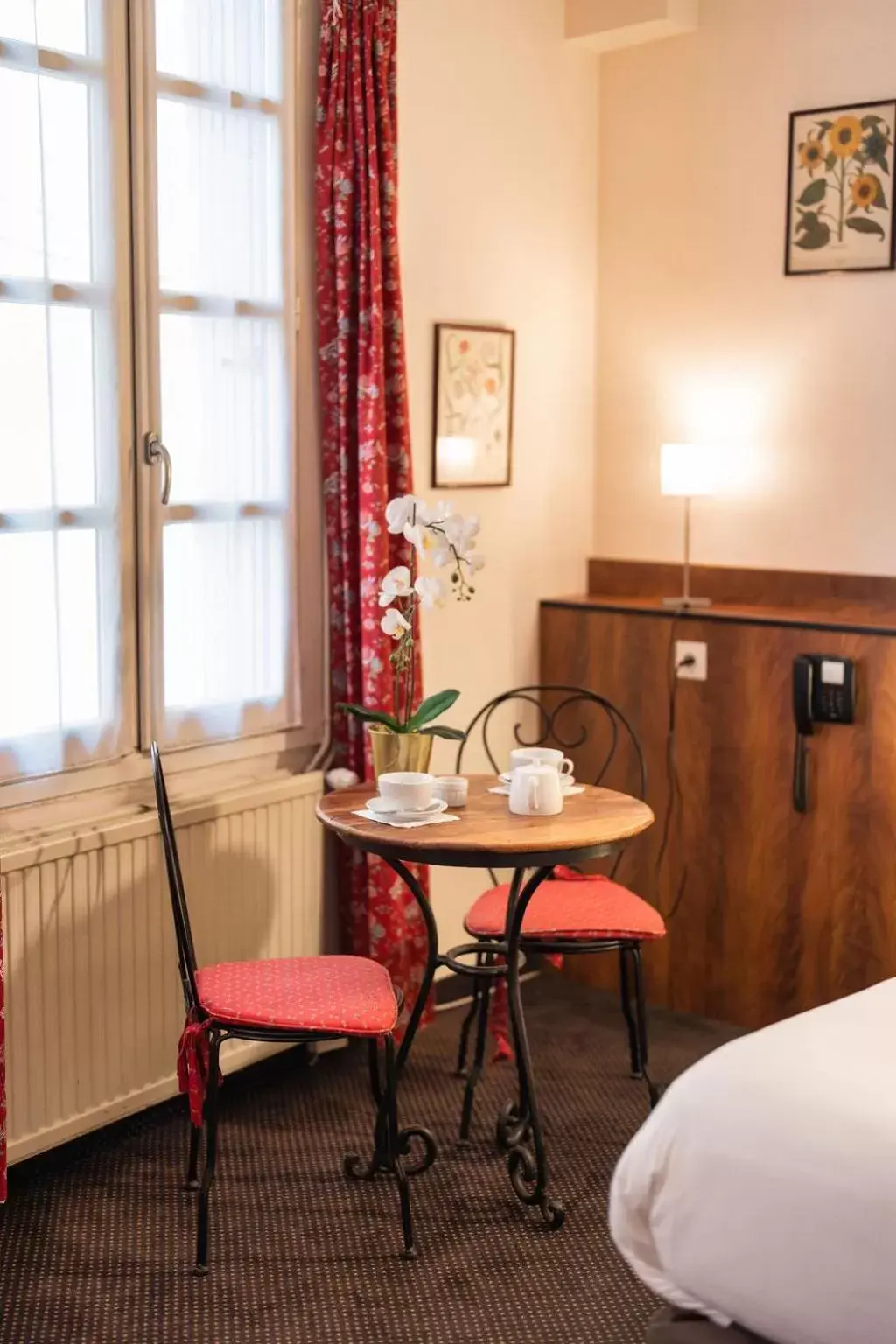 Photo of the whole room, Seating Area in Garlande Hôtel Avignon Centre