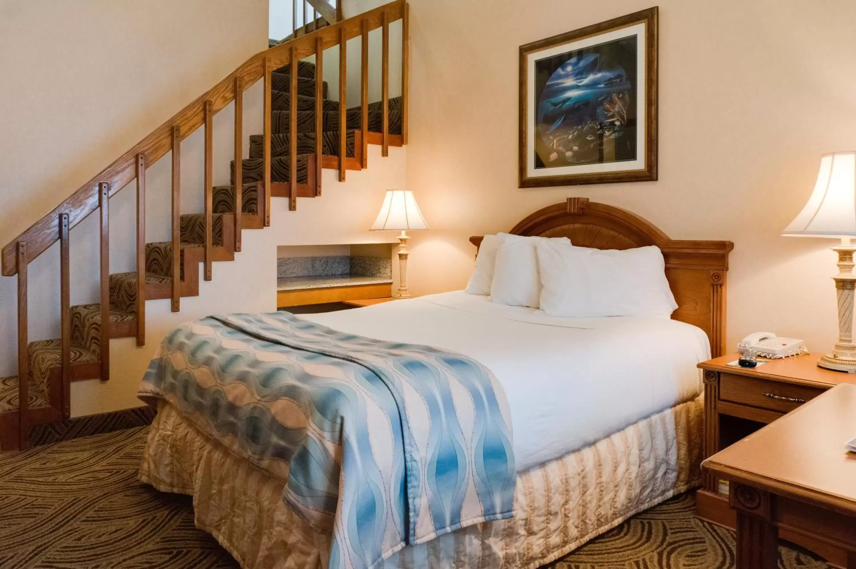 Queen Room with Partial Ocean View in Shilo Inn Suites Seaside Oceanfront
