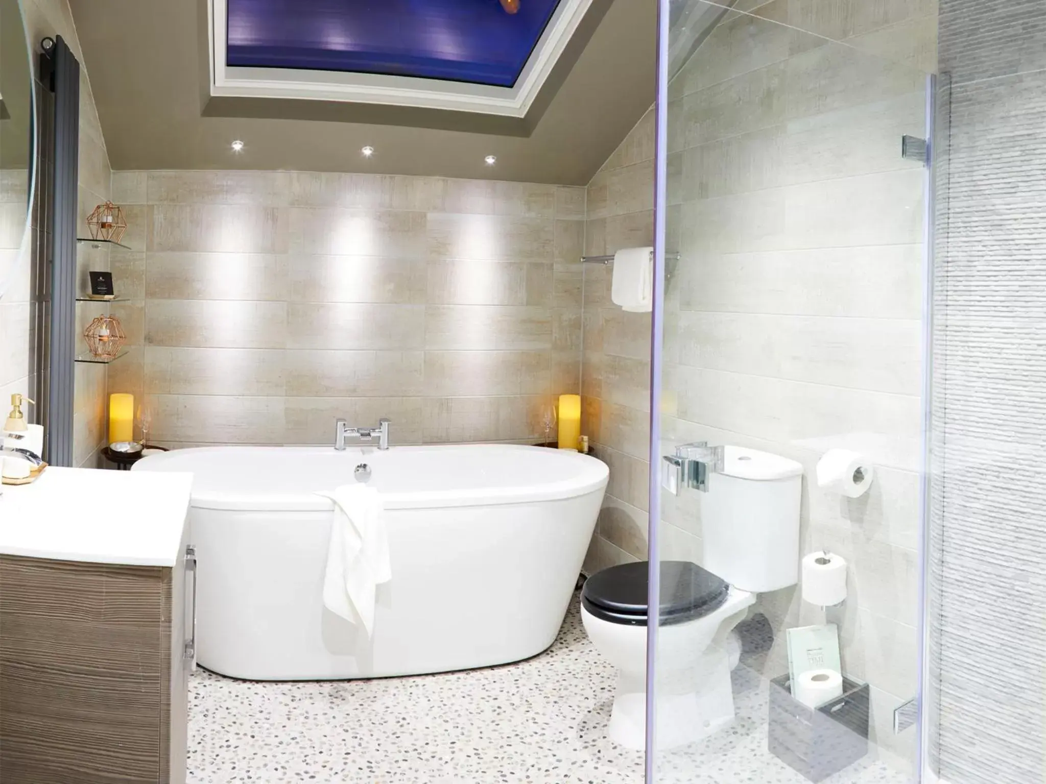 Shower, Bathroom in The Plough, Scalby