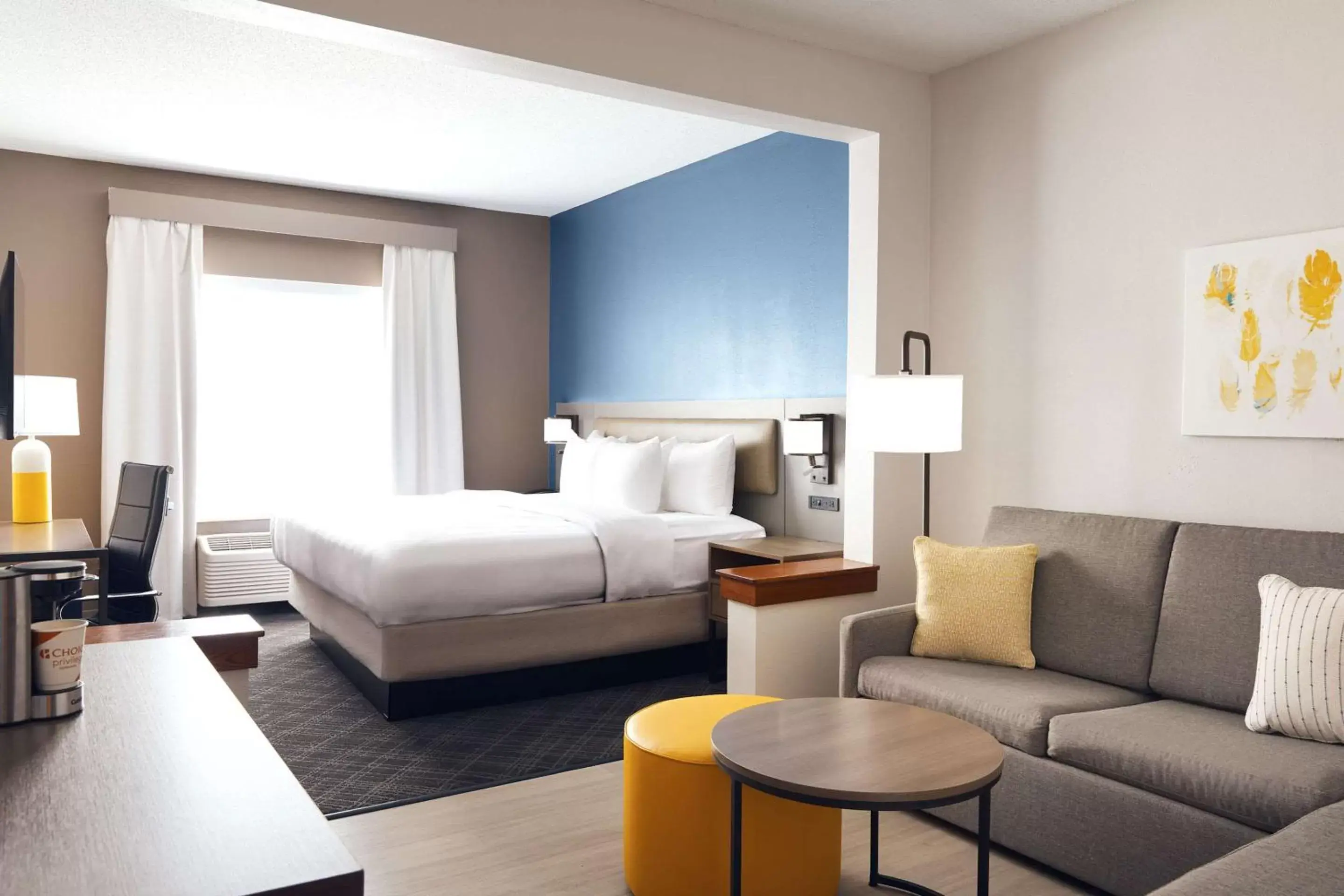Bedroom in Comfort Suites Milwaukee Airport