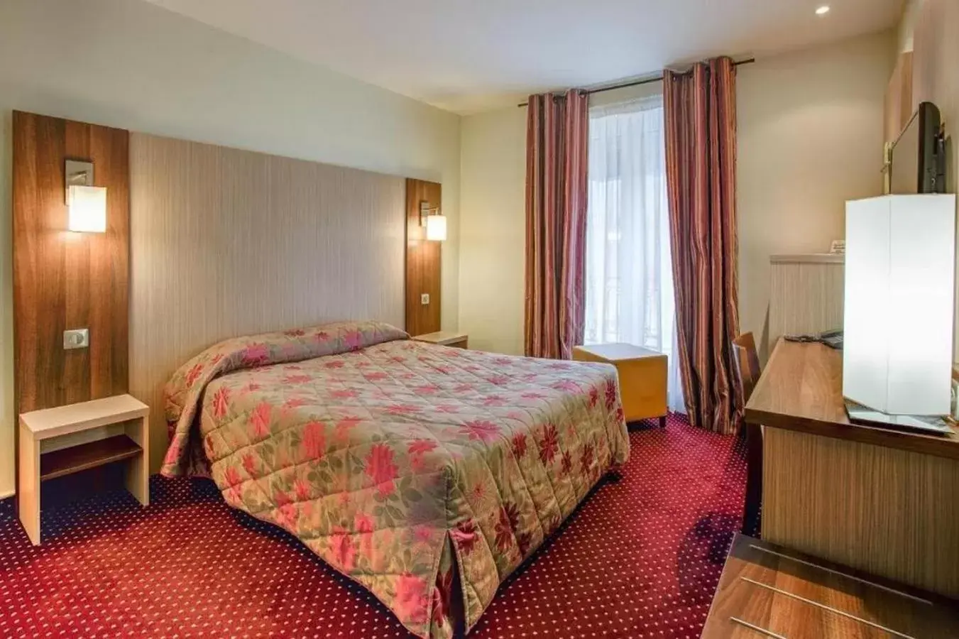 Photo of the whole room, Bed in Hotel Terminus Montparnasse