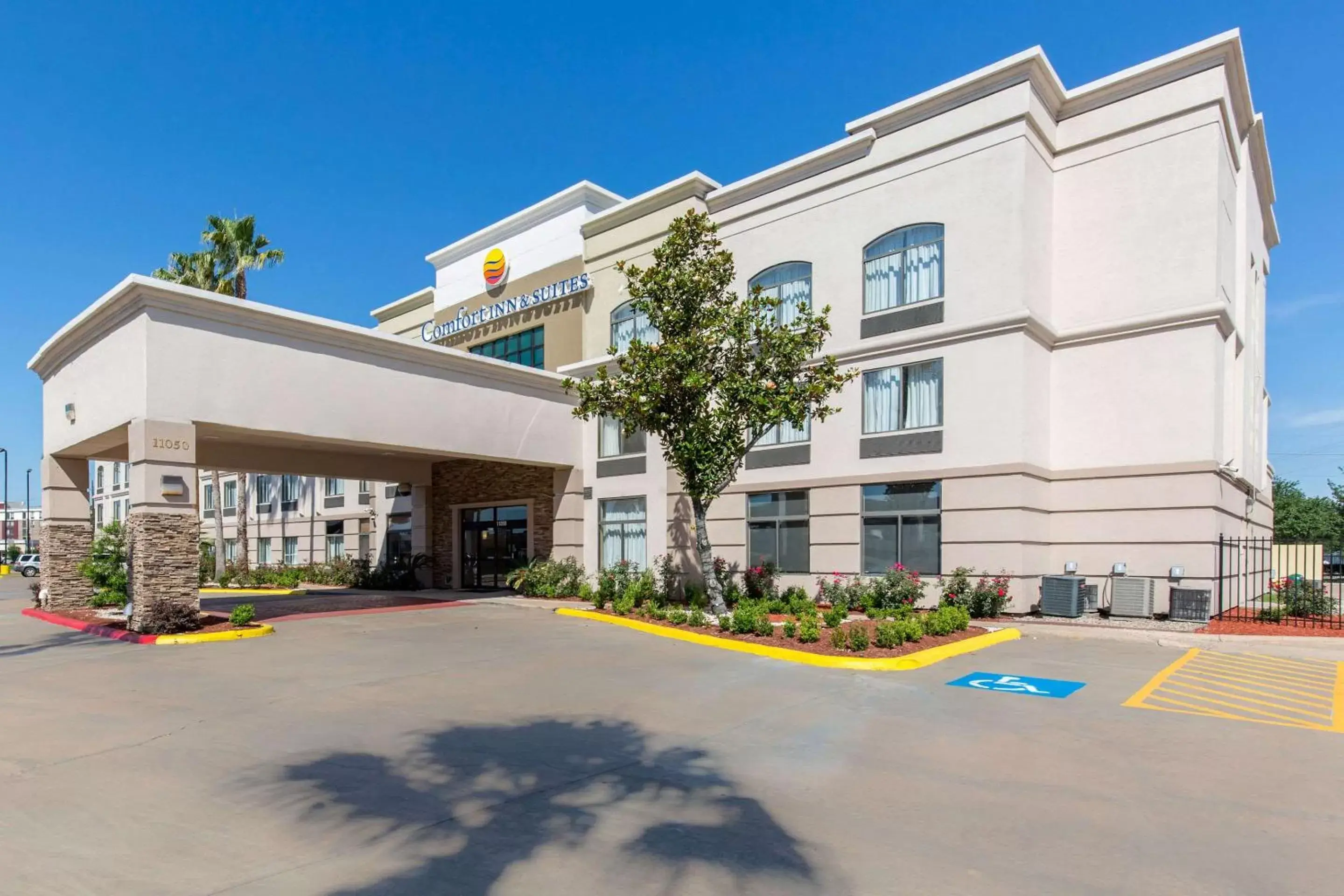 Property Building in Comfort Inn & Suites SW Houston Sugarland