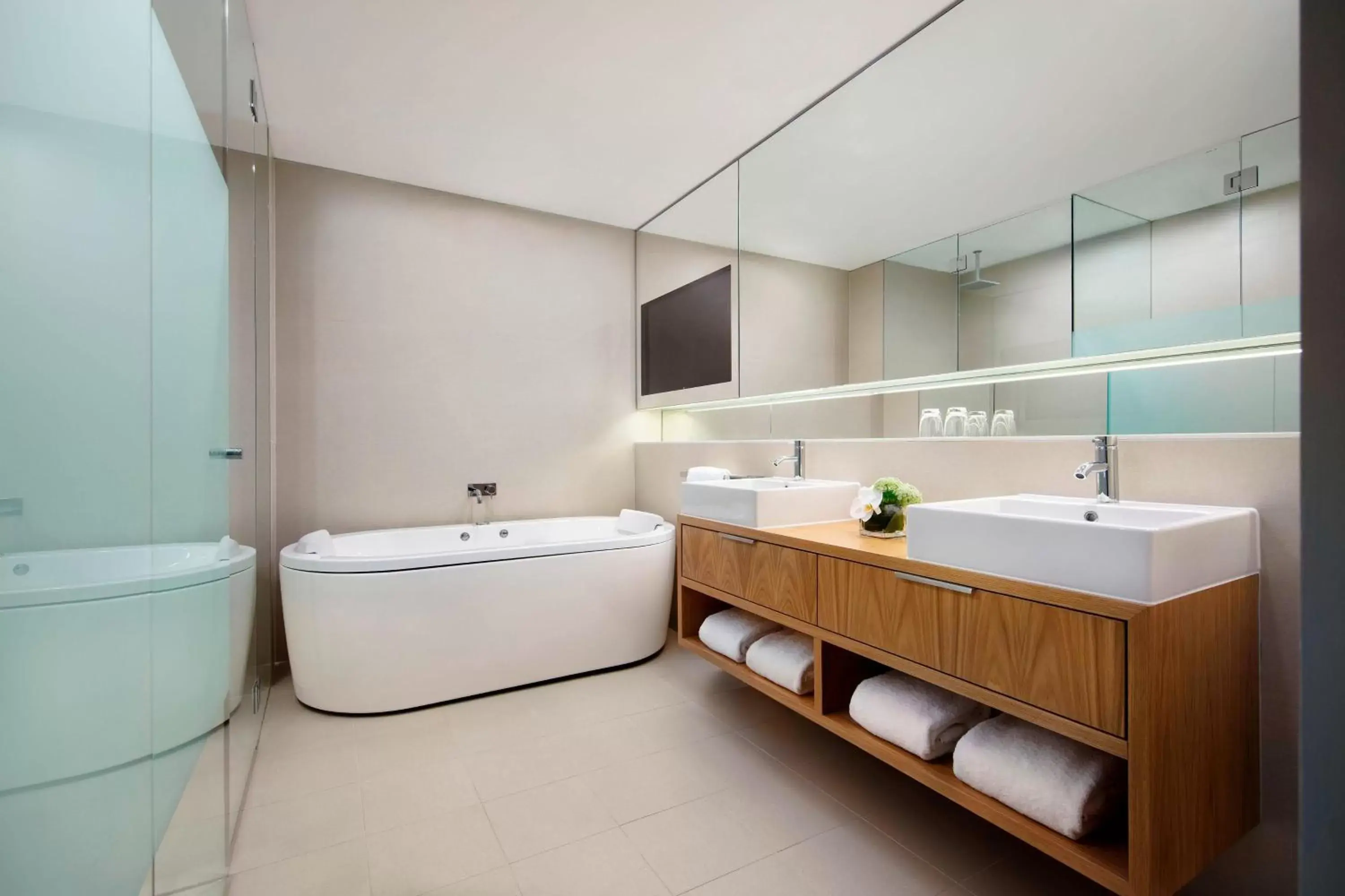 Photo of the whole room, Bathroom in Four Points by Sheraton Sydney, Central Park