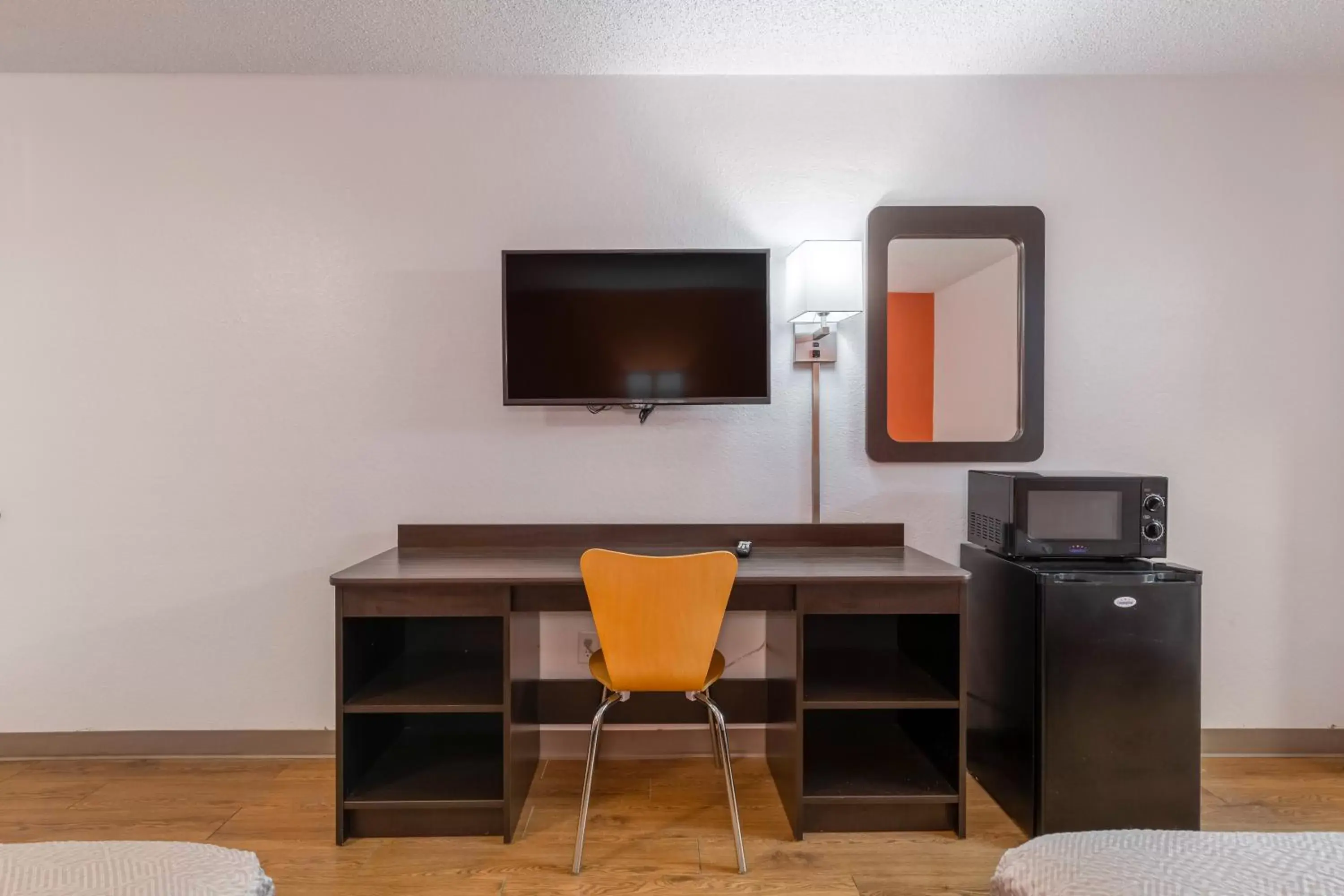 Bedroom, TV/Entertainment Center in Motel 6-Bryan, TX - University Area