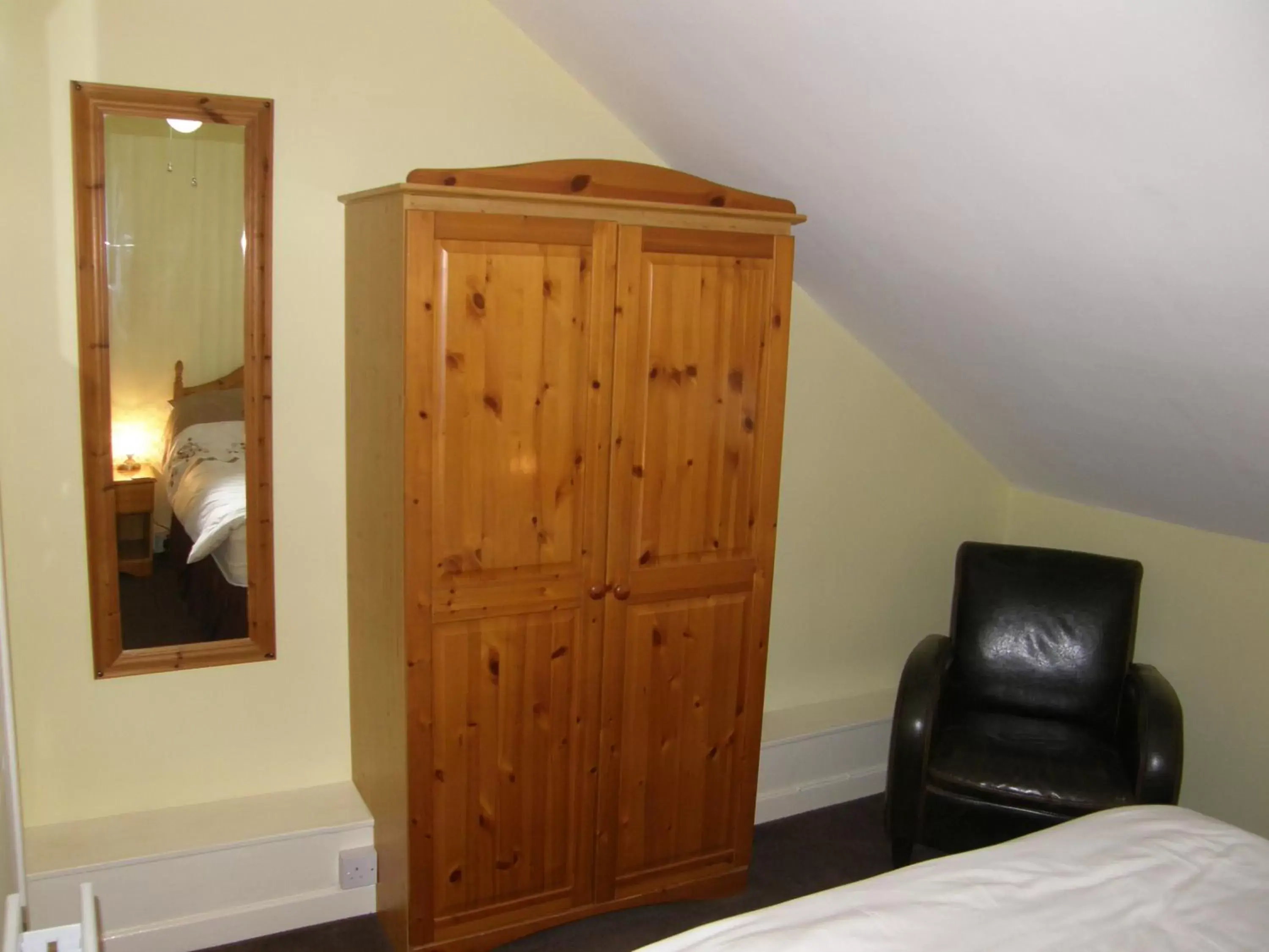 Single Room with Private Bathroom - single occupancy in Kingswinford Guest House