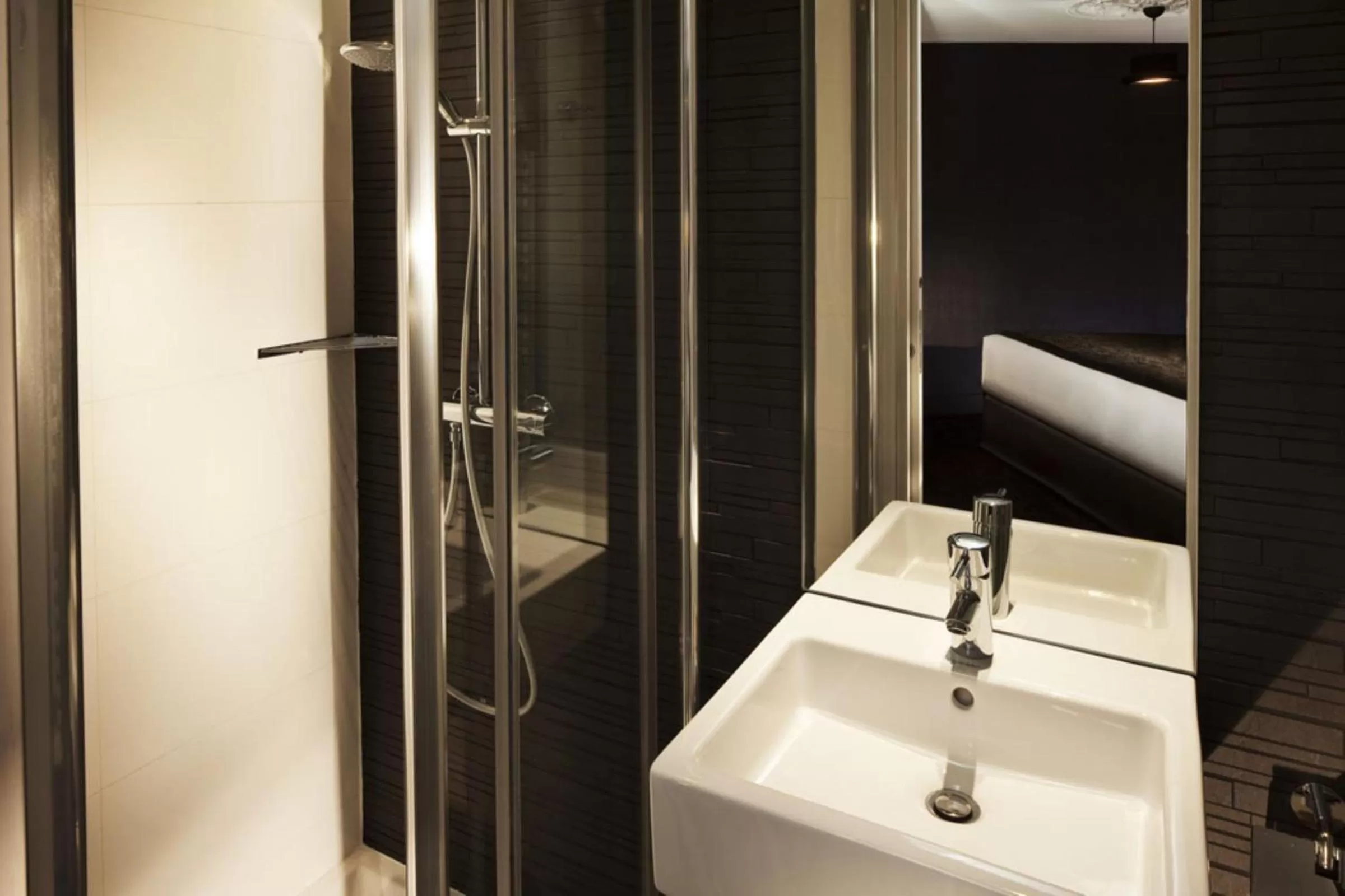 Bathroom in First Hotel Paris Tour Eiffel