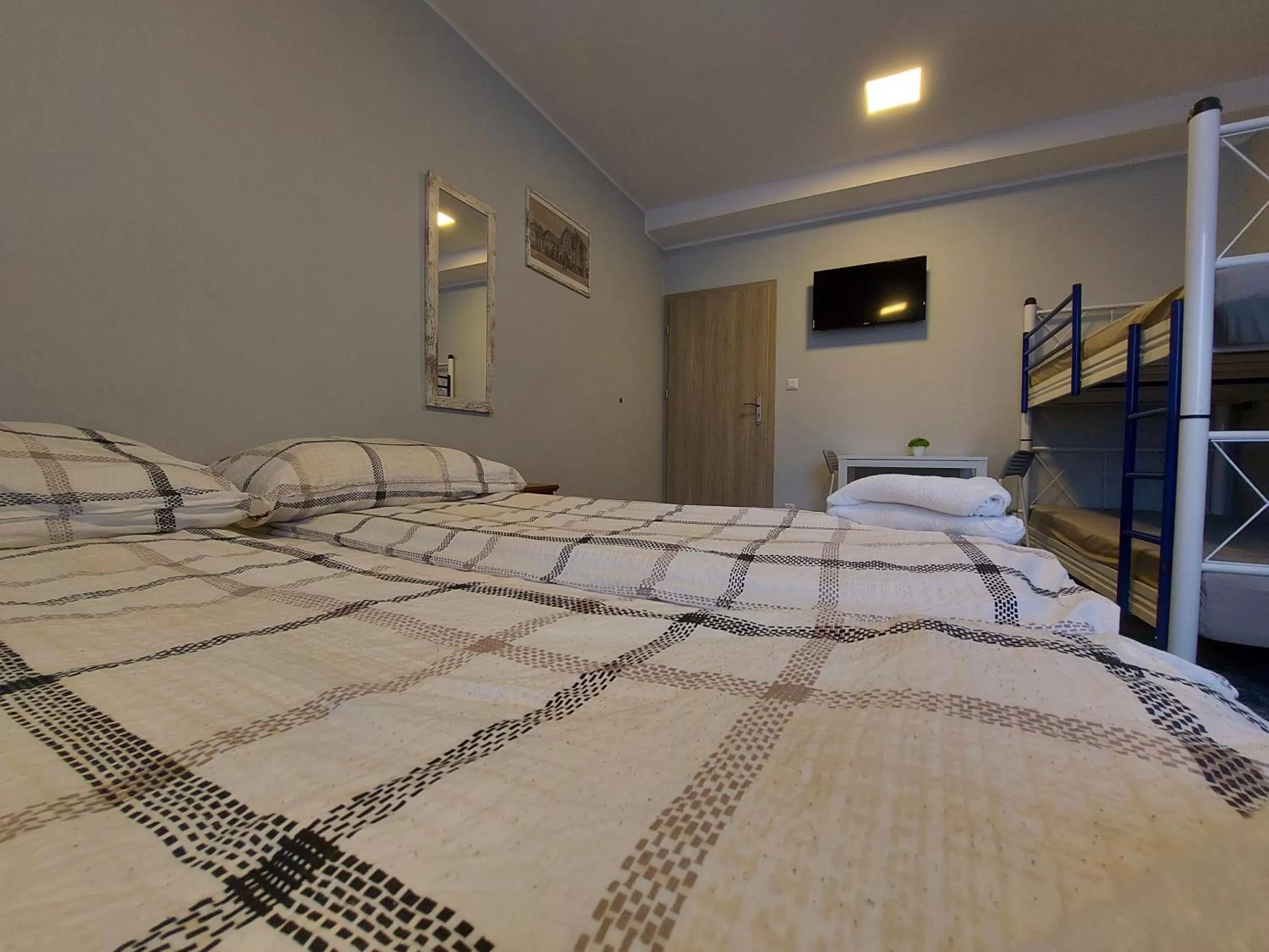 Photo of the whole room, Bed in Kamienica1924