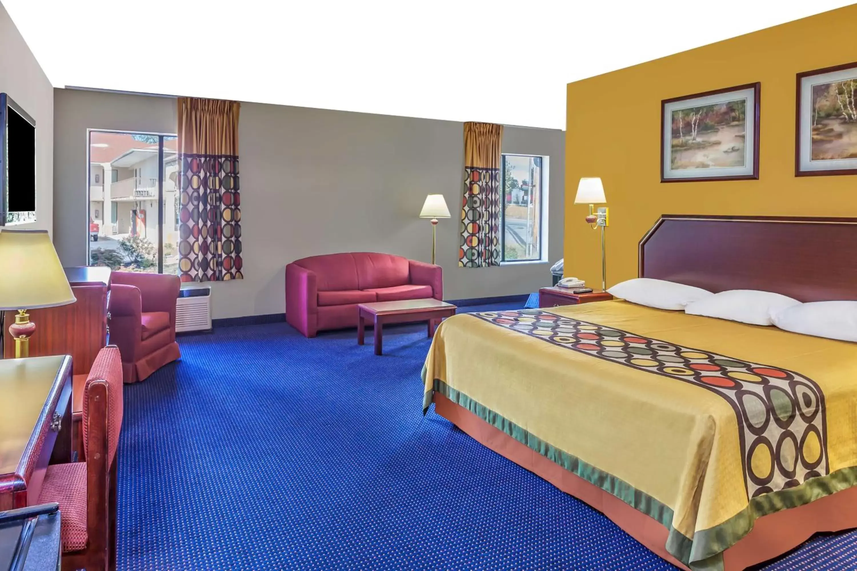 Deluxe King Room with Spa Bath- Non-Smoking in Super 8 by Wyndham Morristown/South