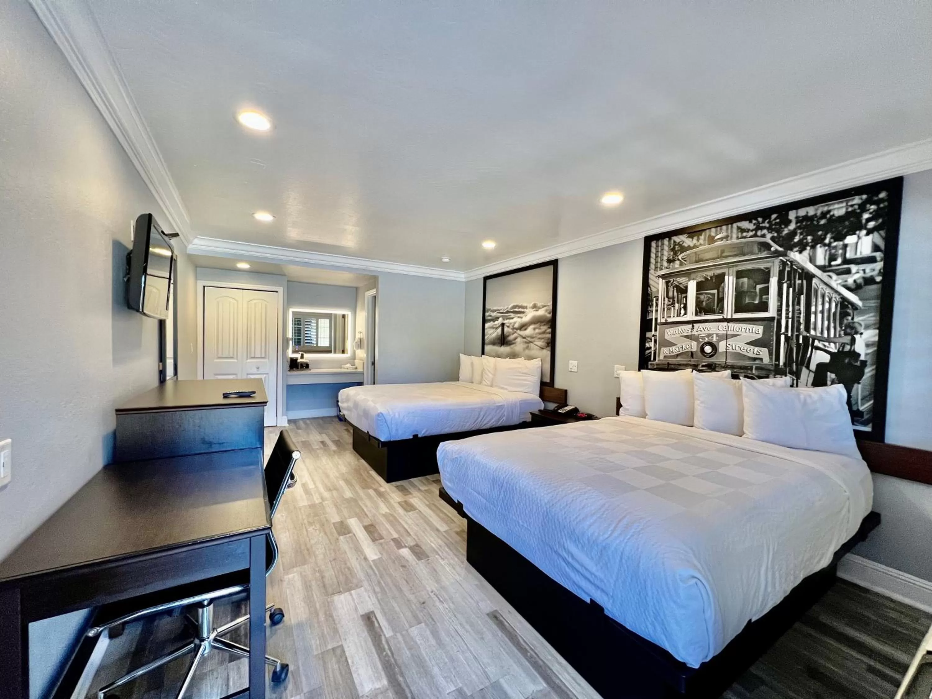 Photo of the whole room, Bed in Aura Inn Monterey