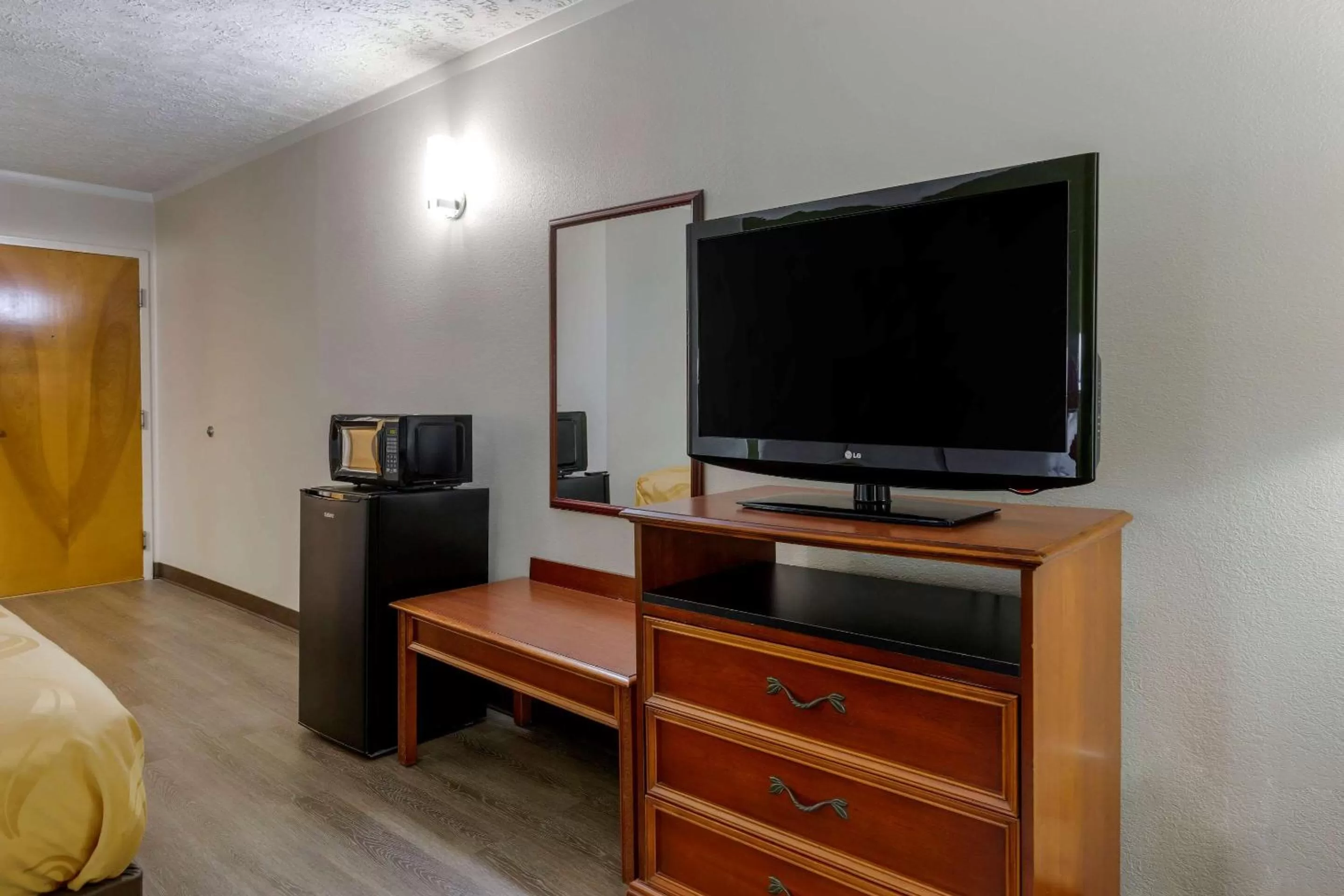 Bedroom, Bed in Quality Inn - Roxboro South