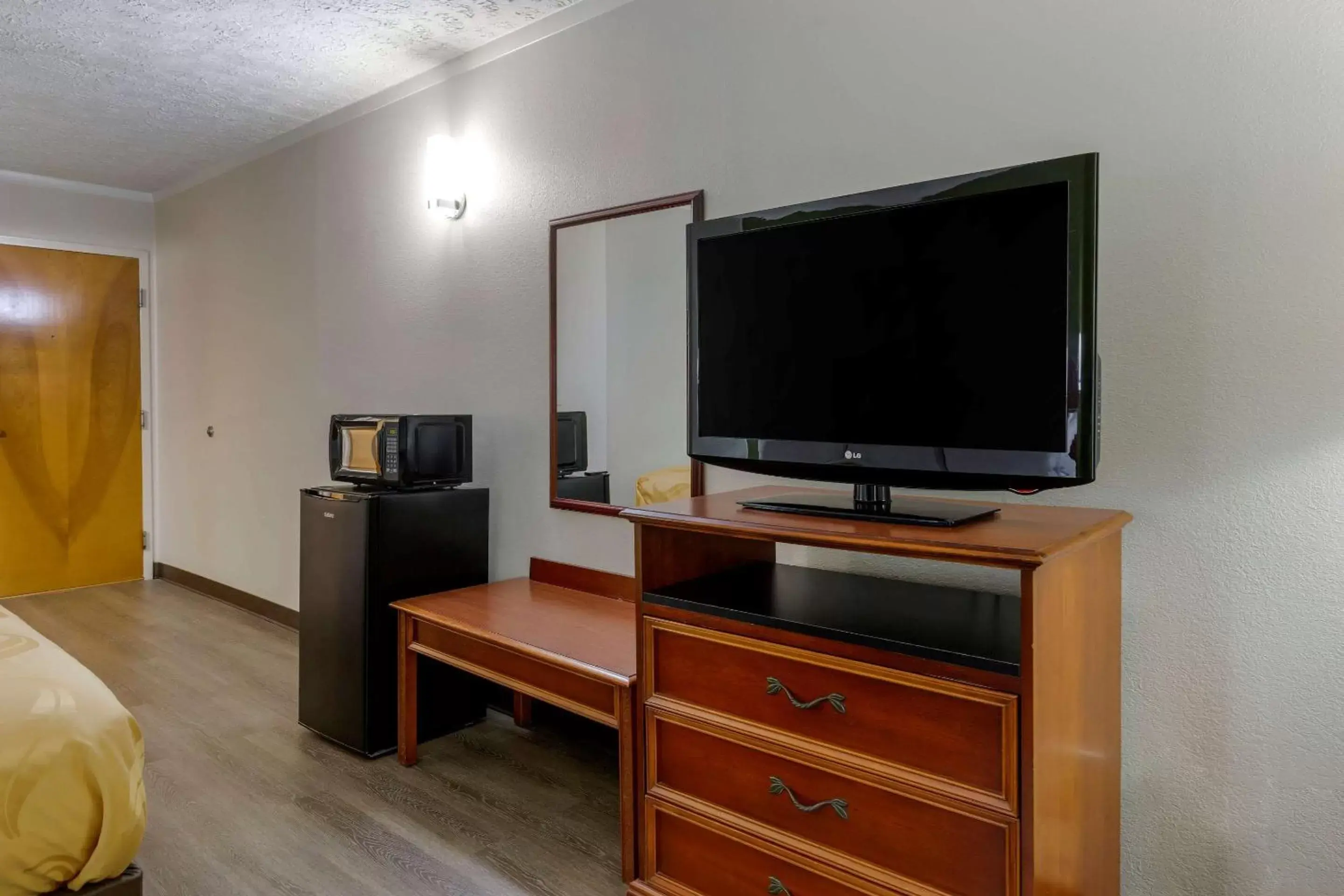 Bedroom, TV/Entertainment Center in Quality Inn - Roxboro South