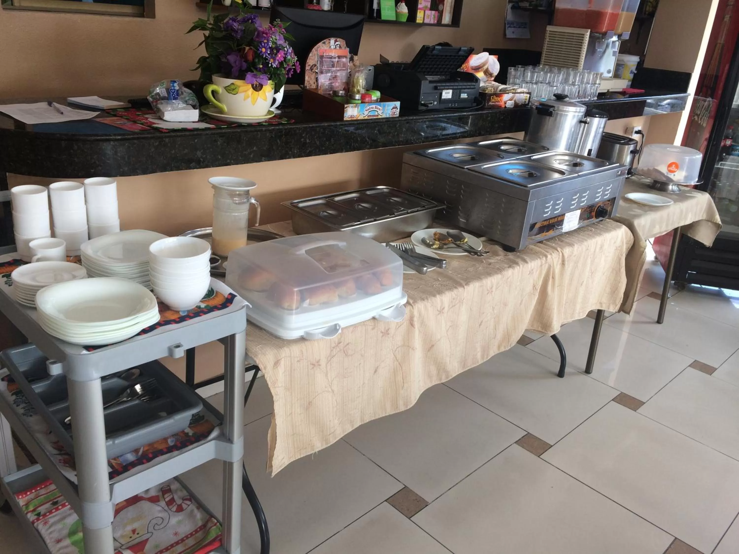 Restaurant/places to eat in Hotel Garzota Inn