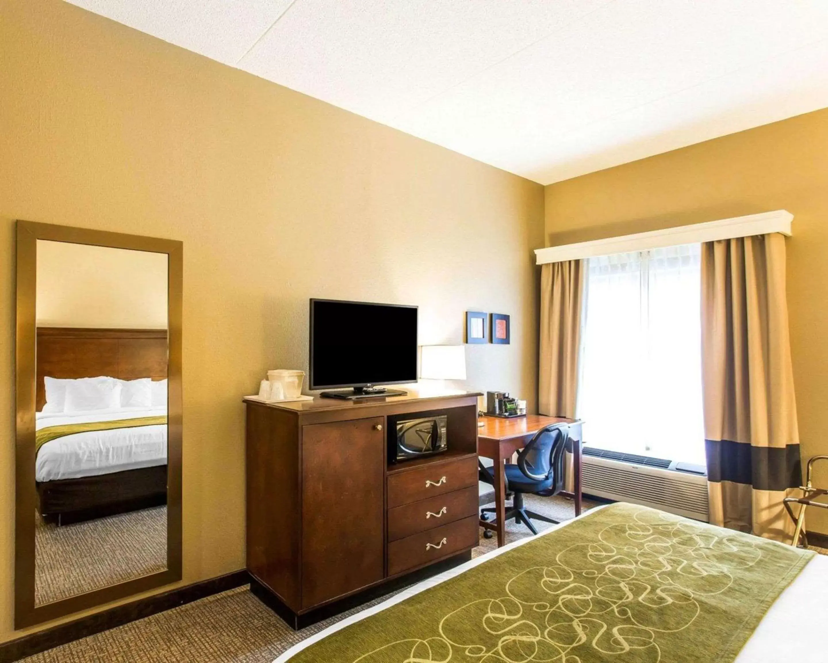 Bed, TV/Entertainment Center in Comfort Suites Cookeville