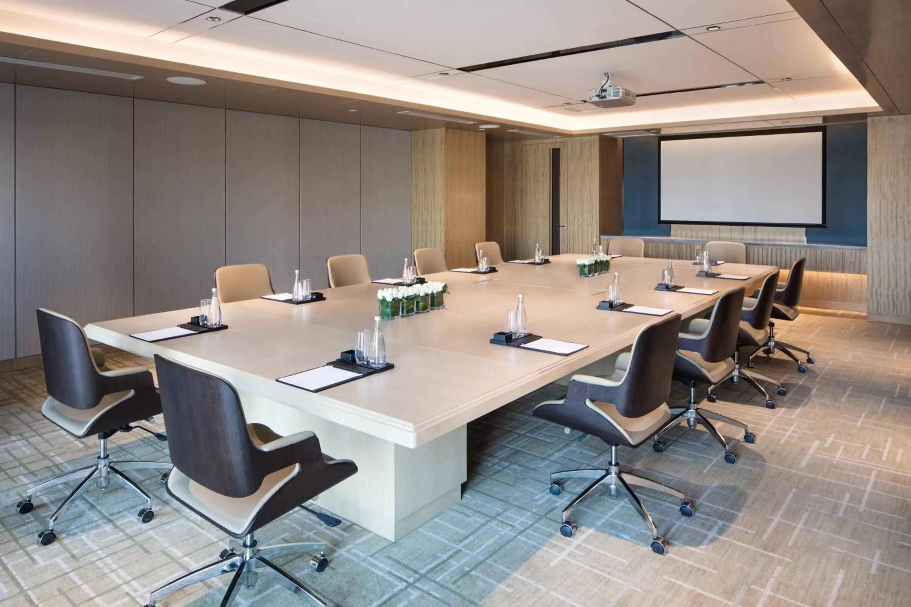 Meeting/conference room in Courtyard by Marriott Zhengzhou Airport