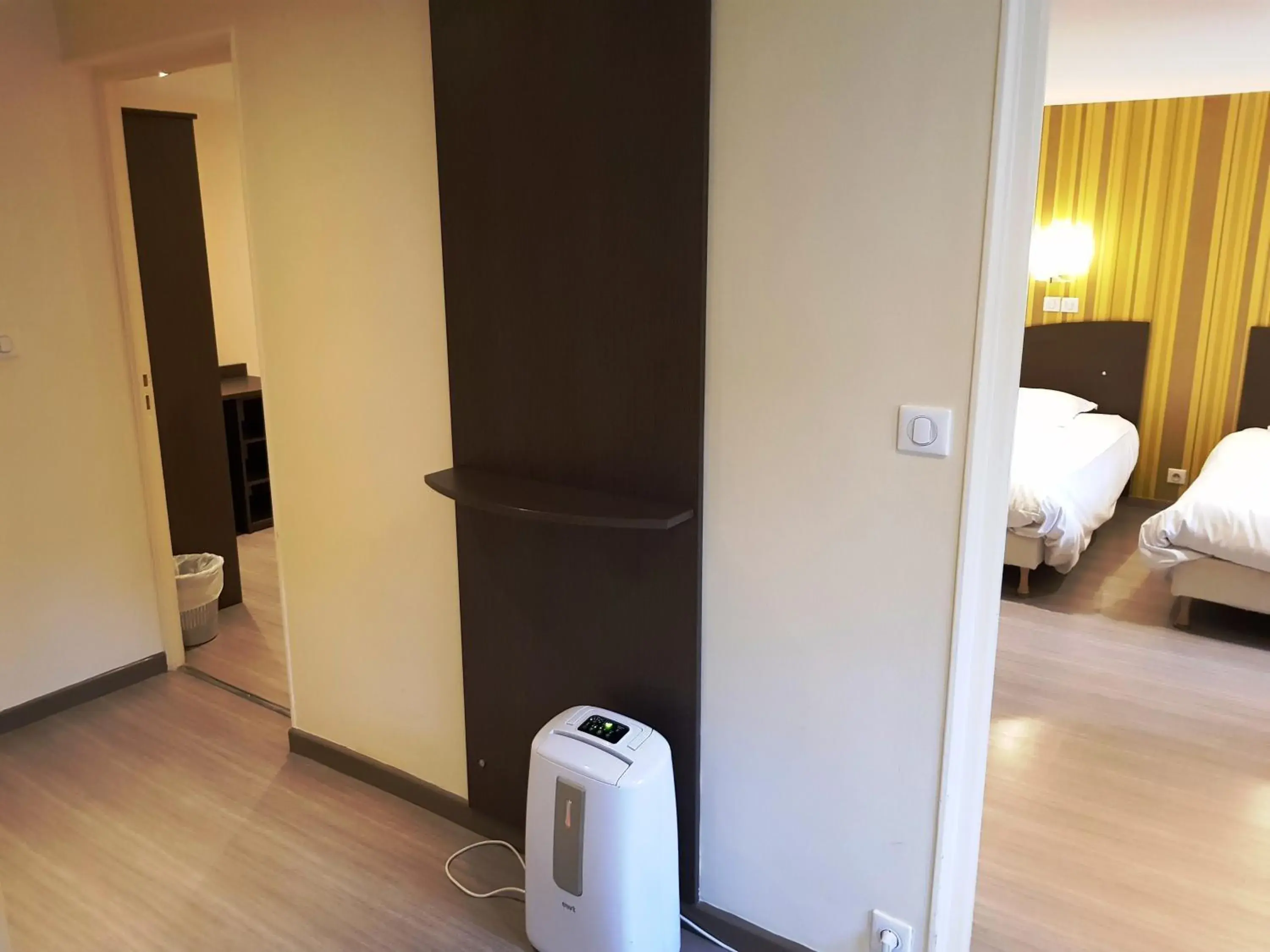 Photo of the whole room, Bed in Auberge de la Baie Photo of the whole room, Bed in Auberge de la Baie