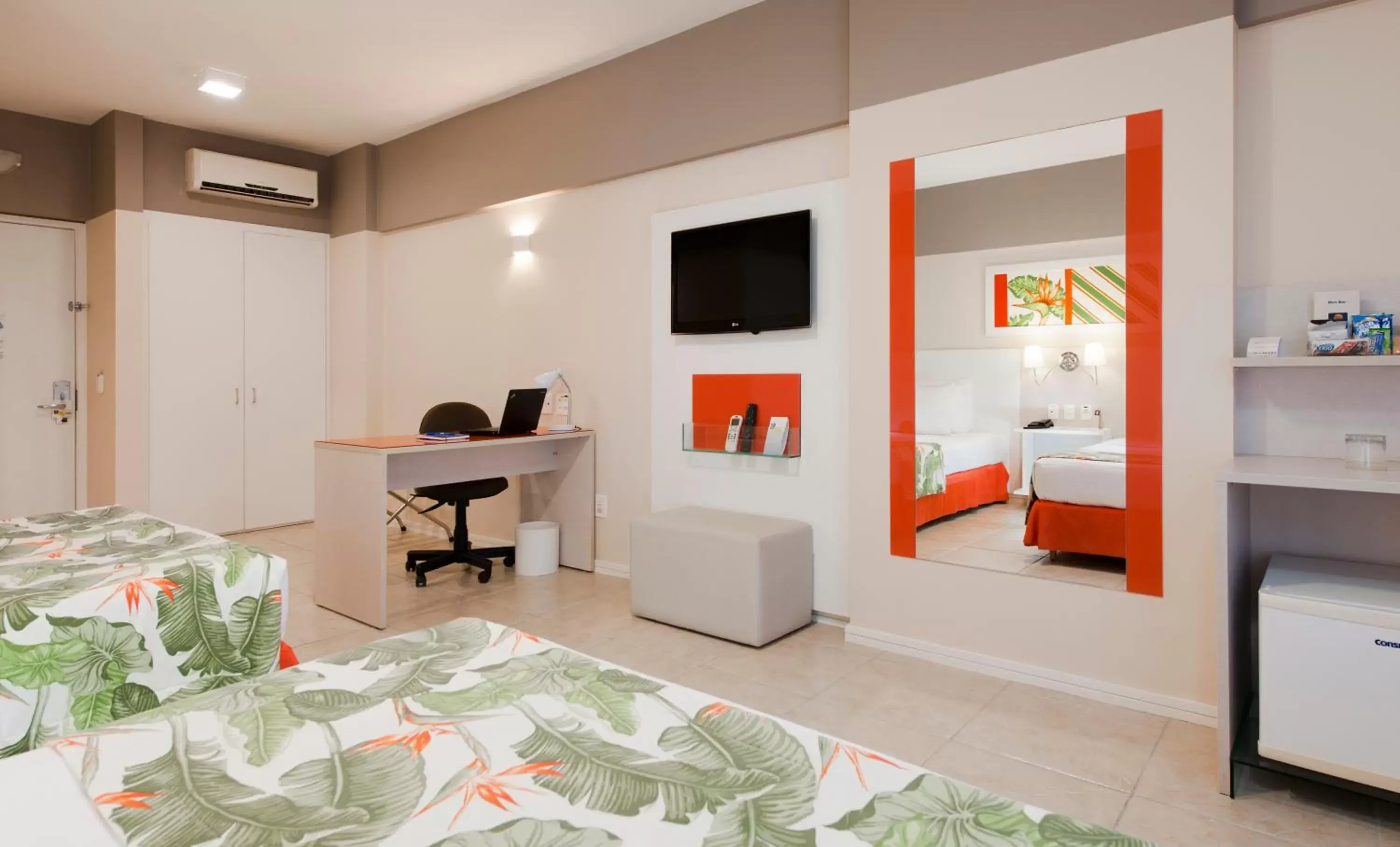 Bed, TV/Entertainment Center in Comfort Hotel Fortaleza