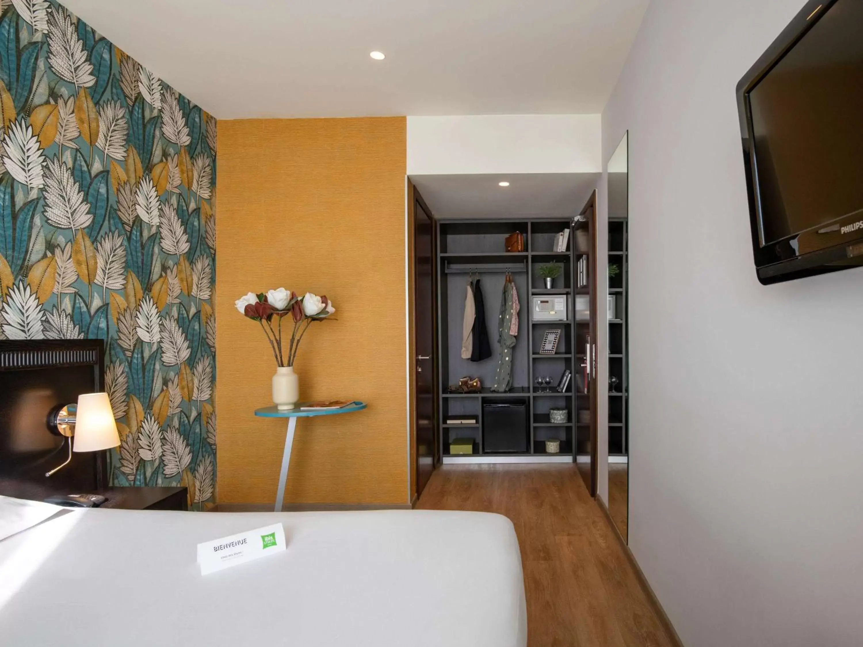 Bedroom, TV/Entertainment Center in ibis Styles Beaulieu sur Mer