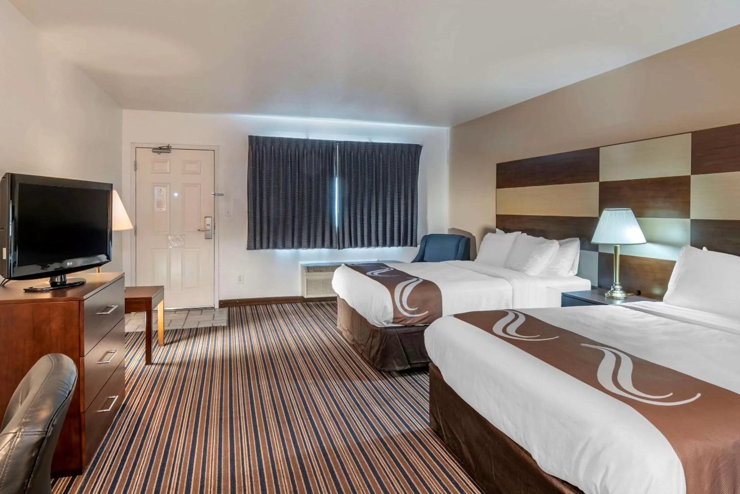 Photo of the whole room, Bed in Quality Inn Central Roseburg