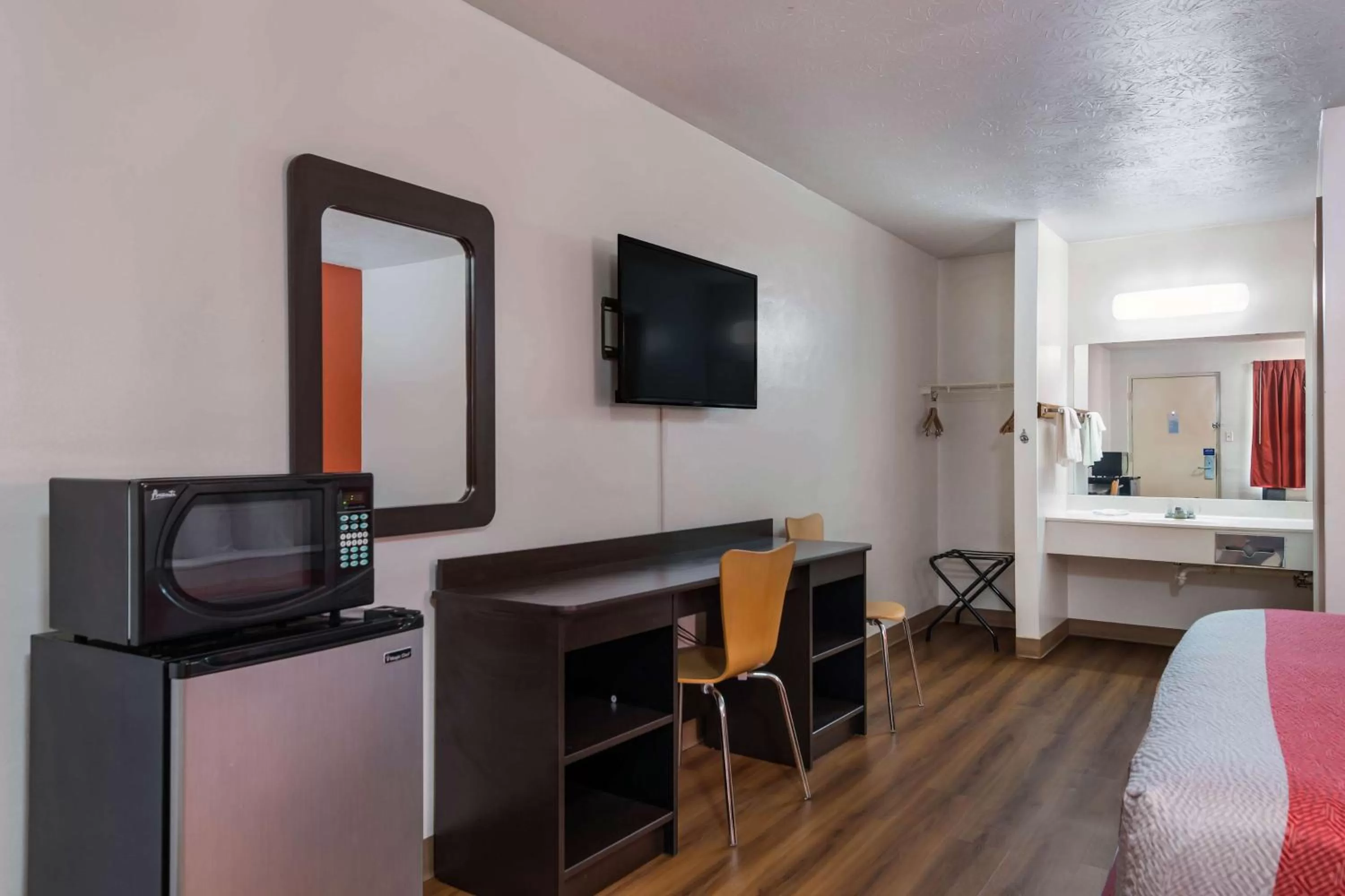 TV and multimedia, Bed in Motel 6-Attalla, AL