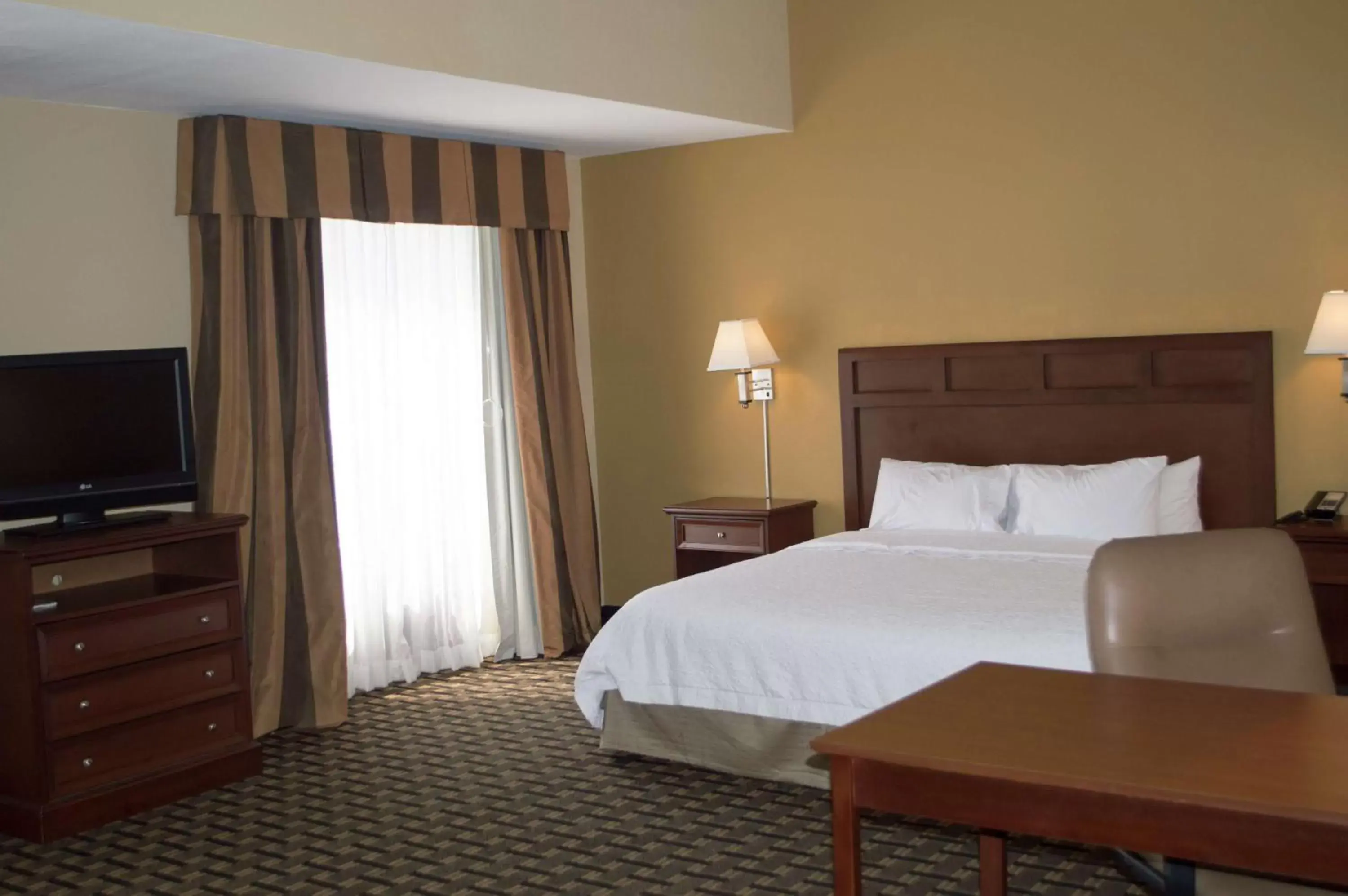 Bed in Hampton Inn & Suites Columbia at the University of Missouri