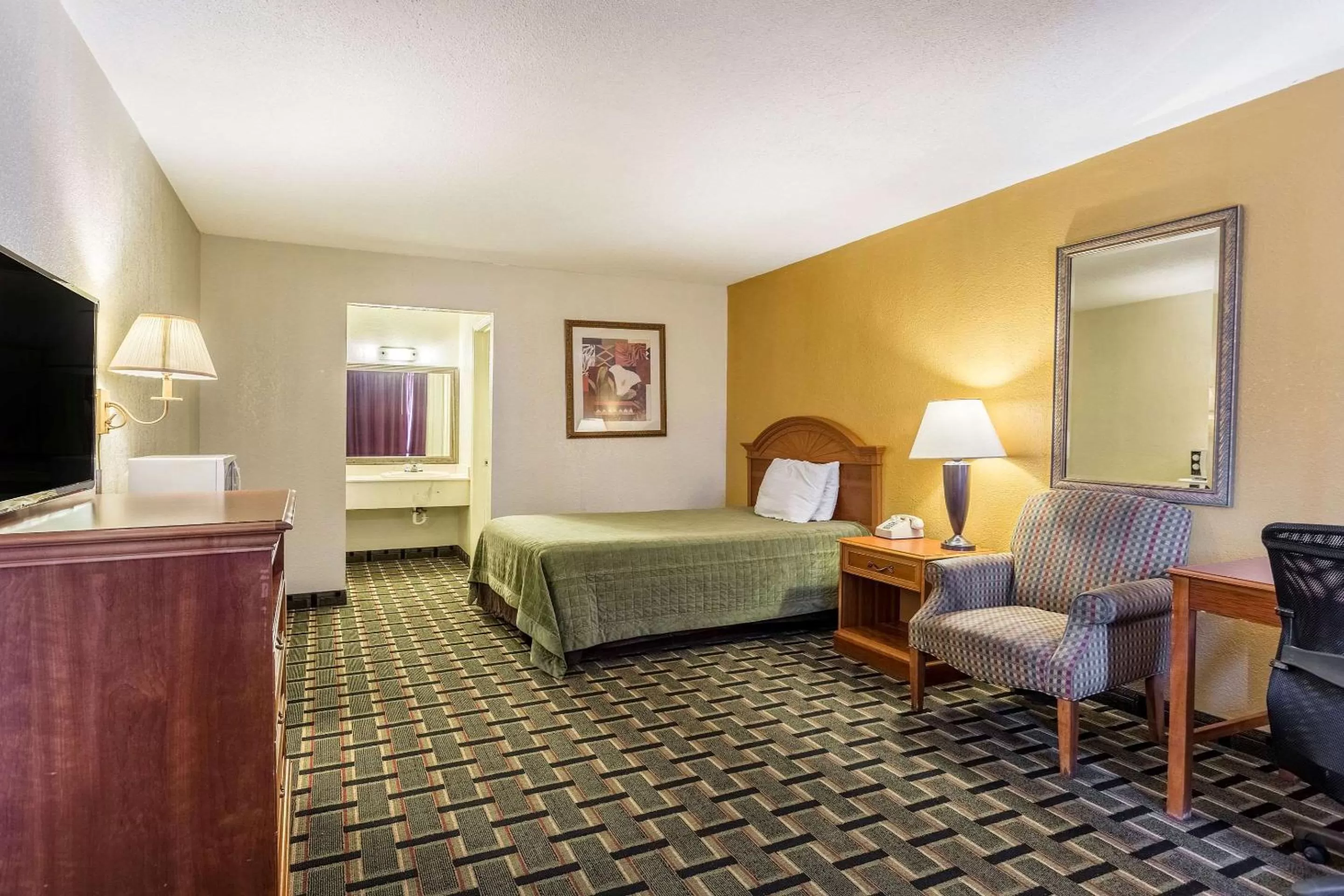 Photo of the whole room, Bed in Rodeway Inn Denmark-Jackson