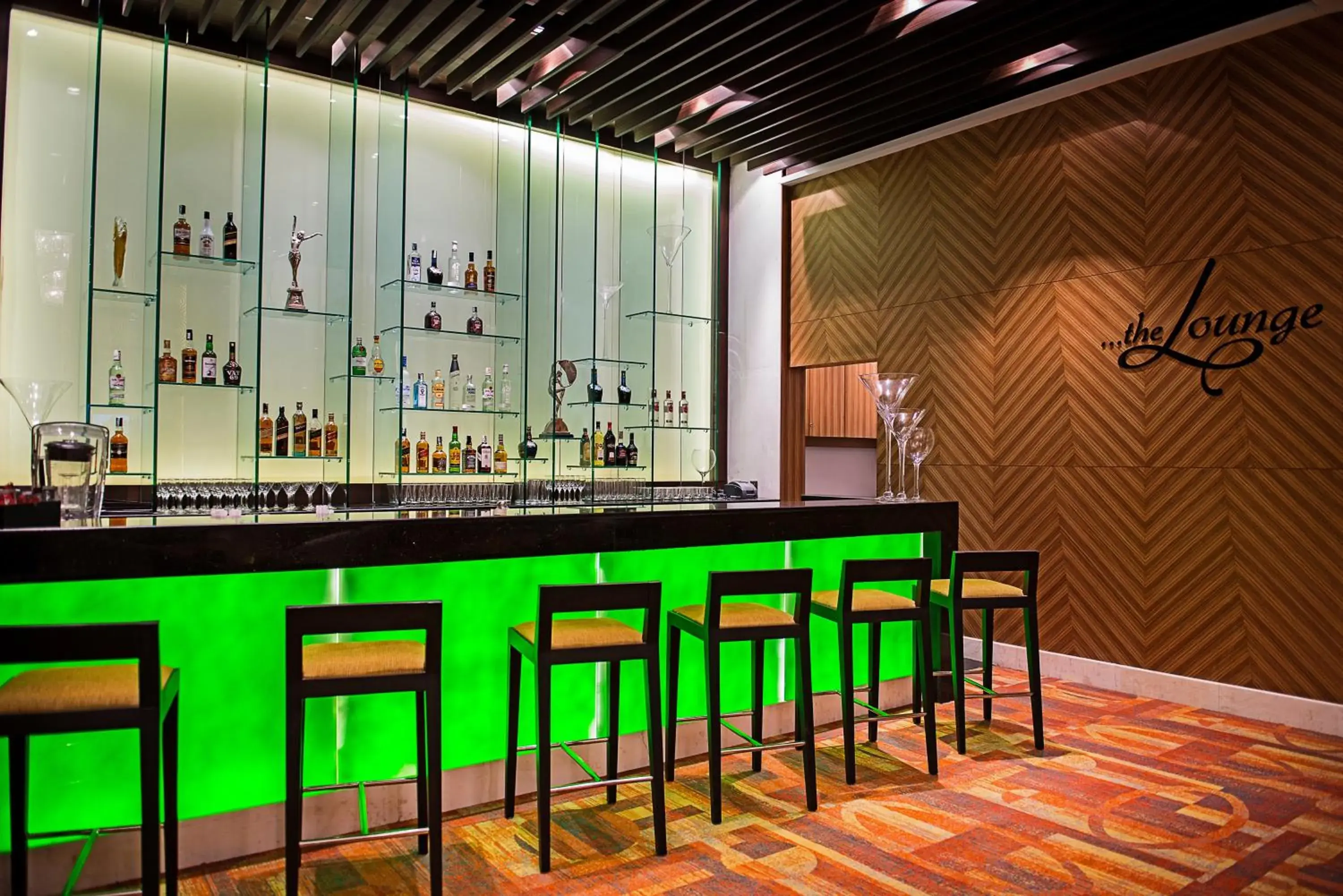 Lounge or bar in Holiday Inn Amritsar Ranjit Avenue, an IHG Hotel