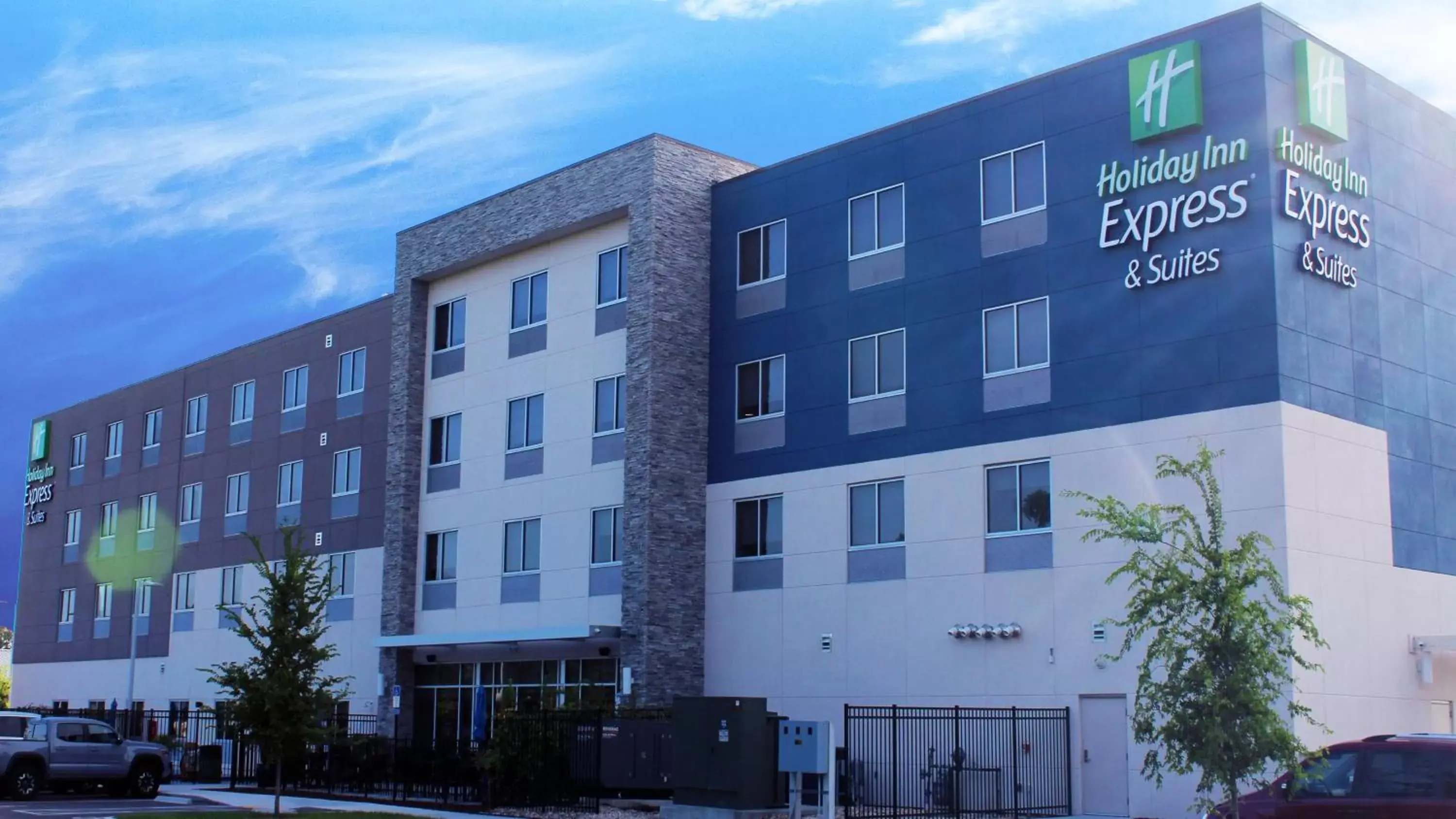 Property Building in Holiday Inn Express & Suites - Jacksonville W - I295 and I10, an IHG Hotel