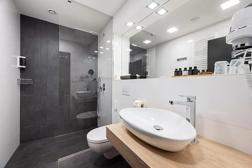 Shower in Hotel reSTART Superior