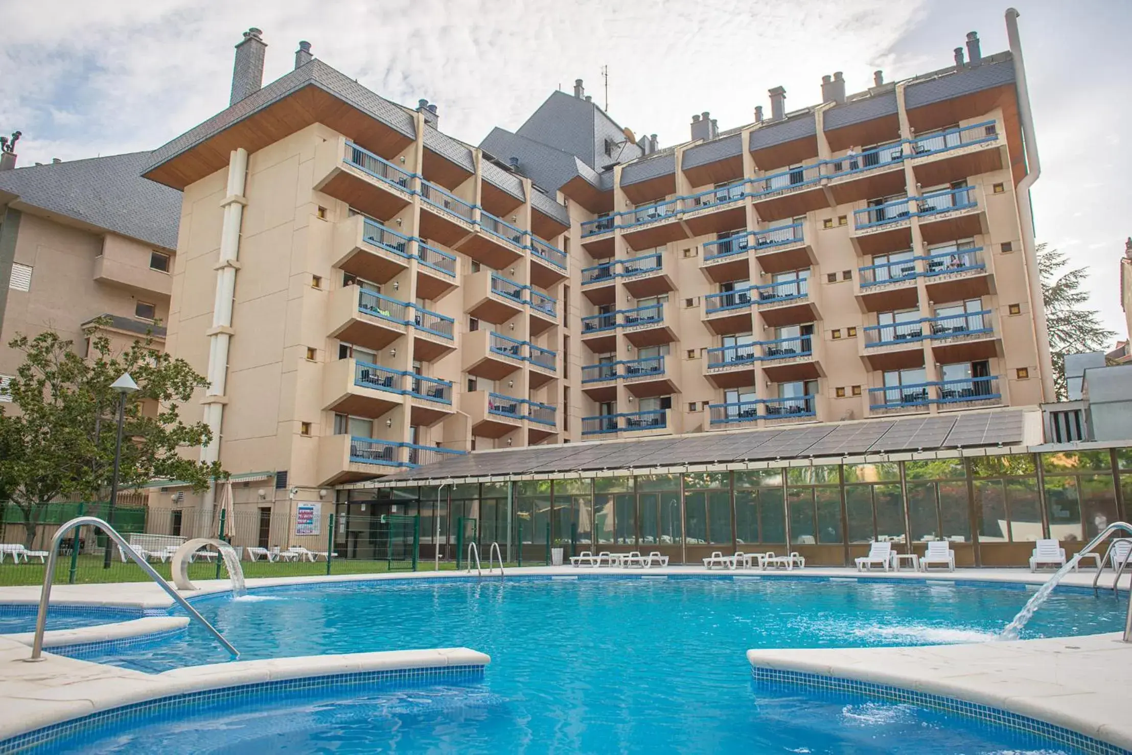 Swimming Pool in Hotel Oroel