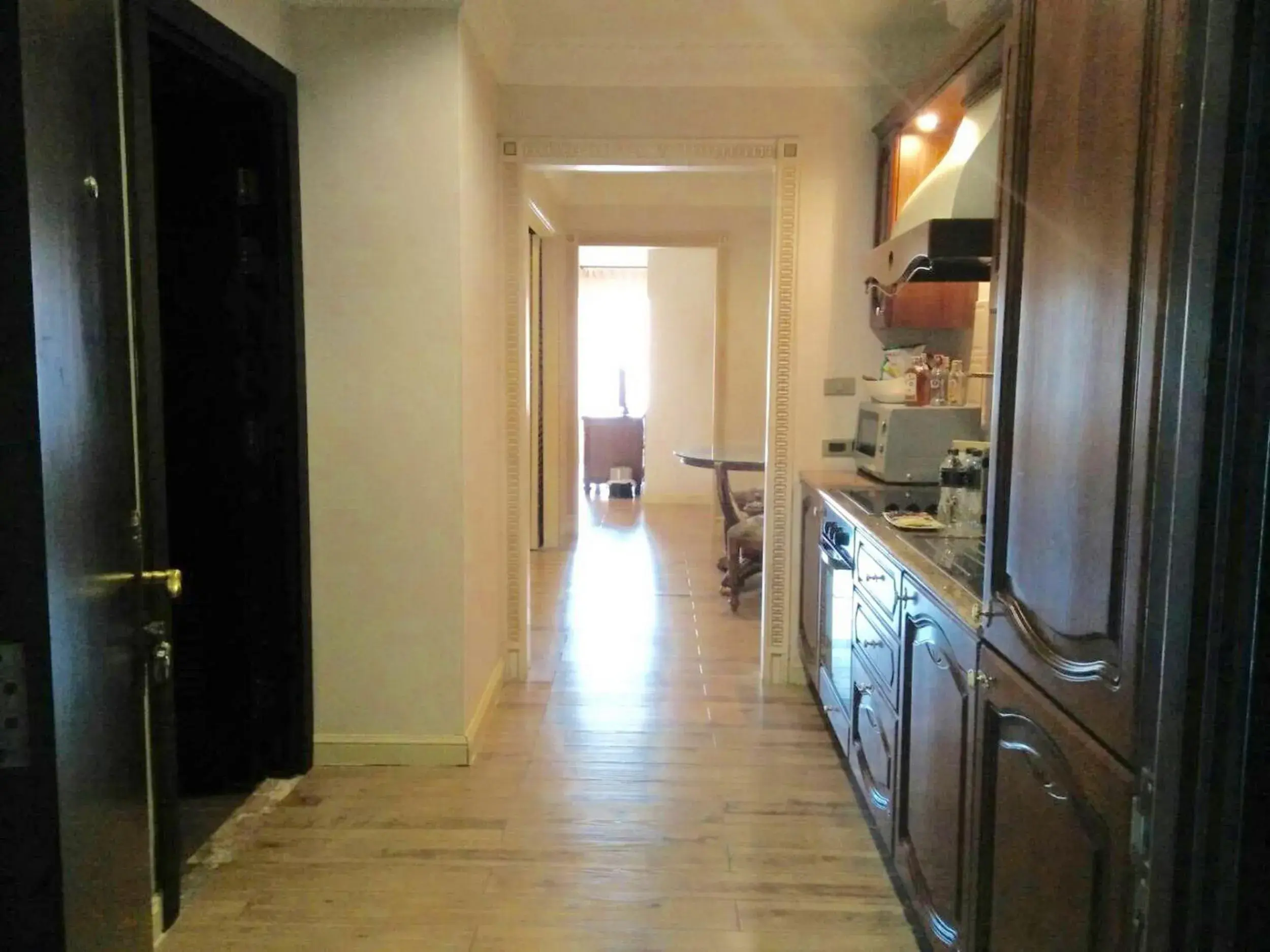 Kitchen or kitchenette, Seating Area in Four Seasons Place Hotel