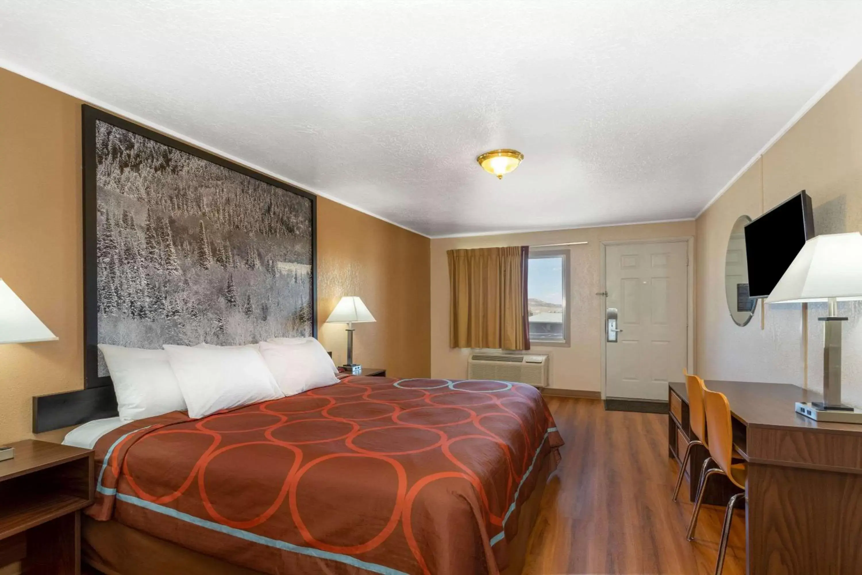 Photo of the whole room, Bed in Super 8 by Wyndham Evanston