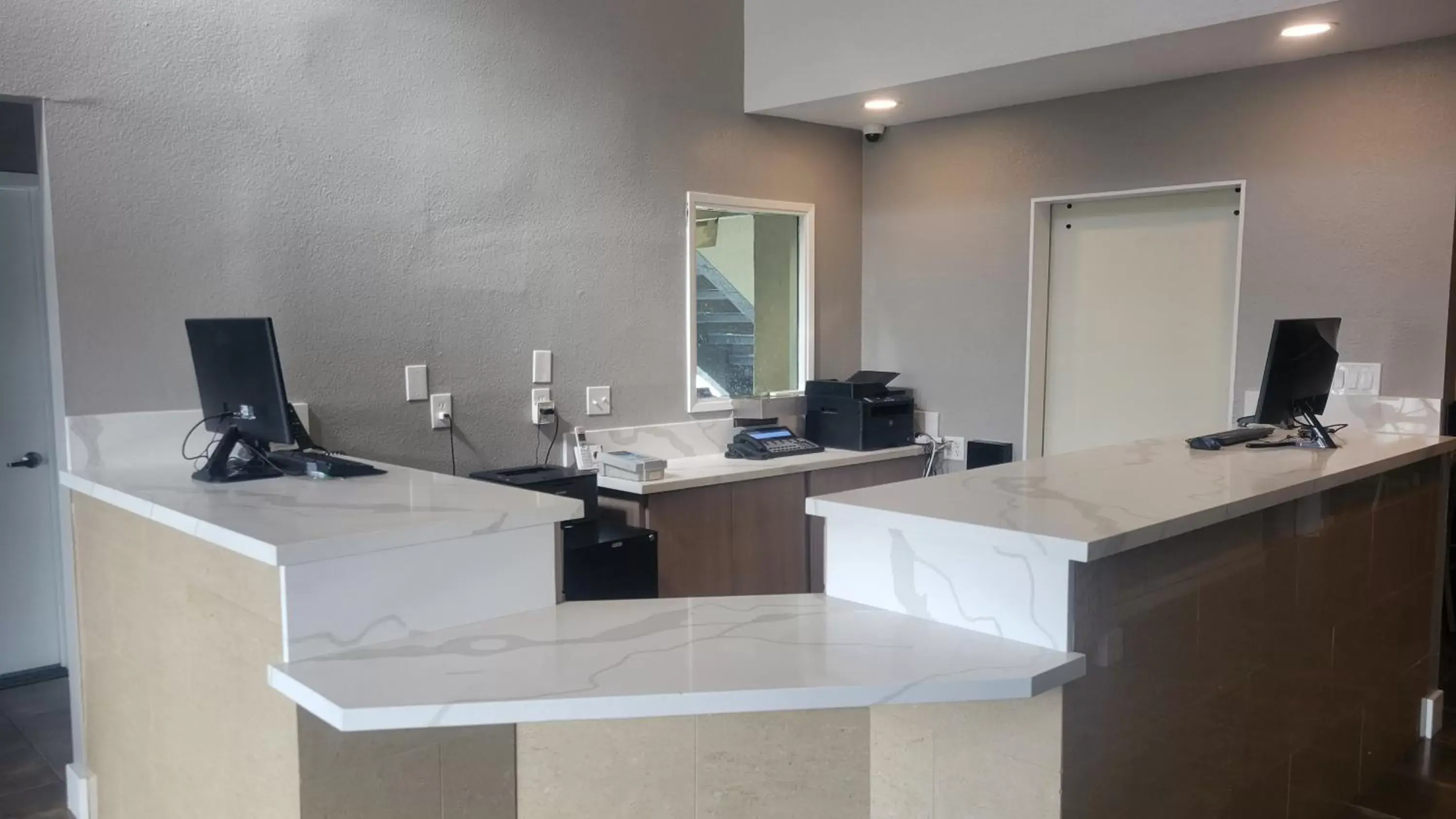 Lobby or reception, Kitchen/Kitchenette in SureStay Hotel by Best Western Chula Vista San Diego Bay