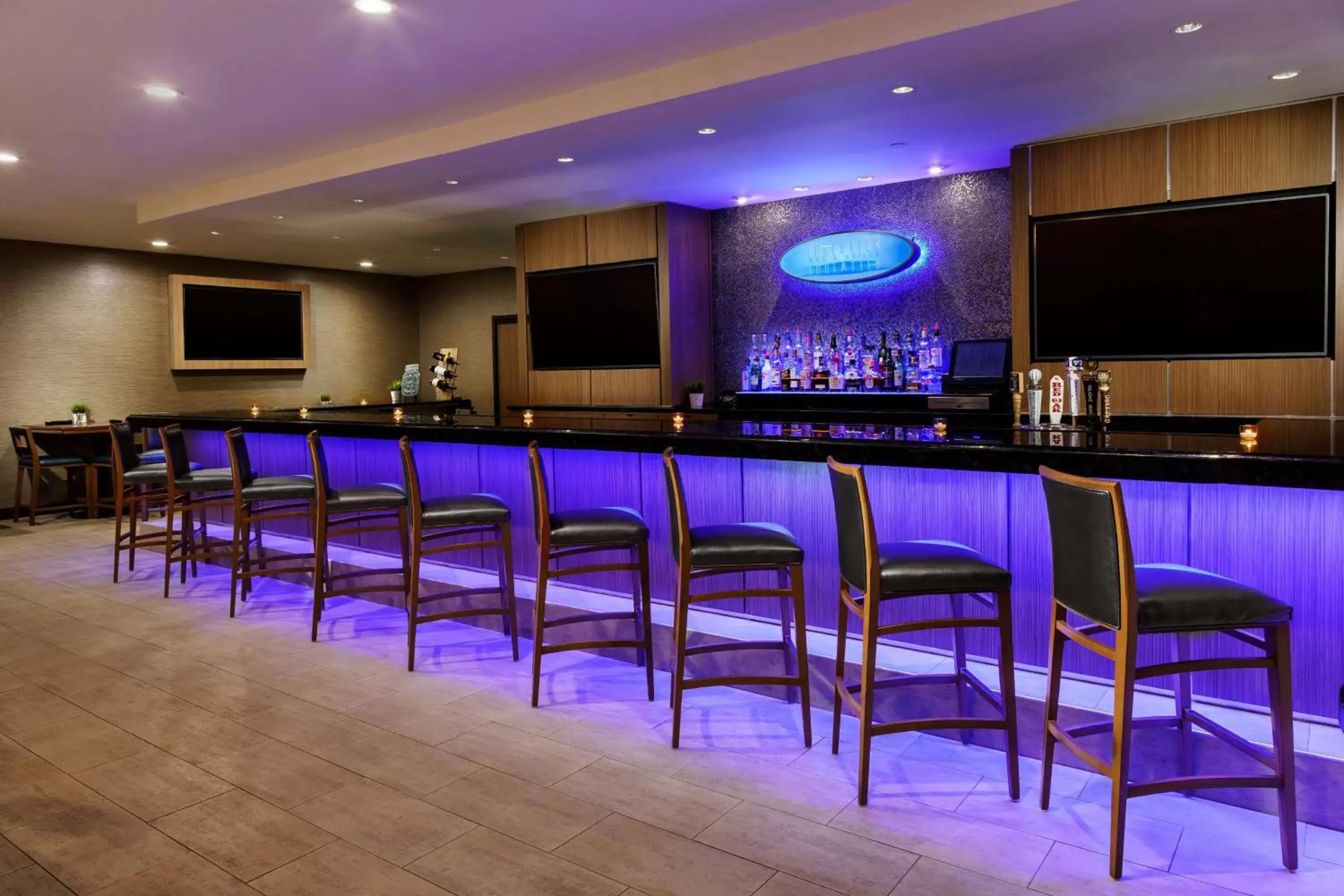 Lounge or bar, Swimming Pool in Hilton Charlotte University Place