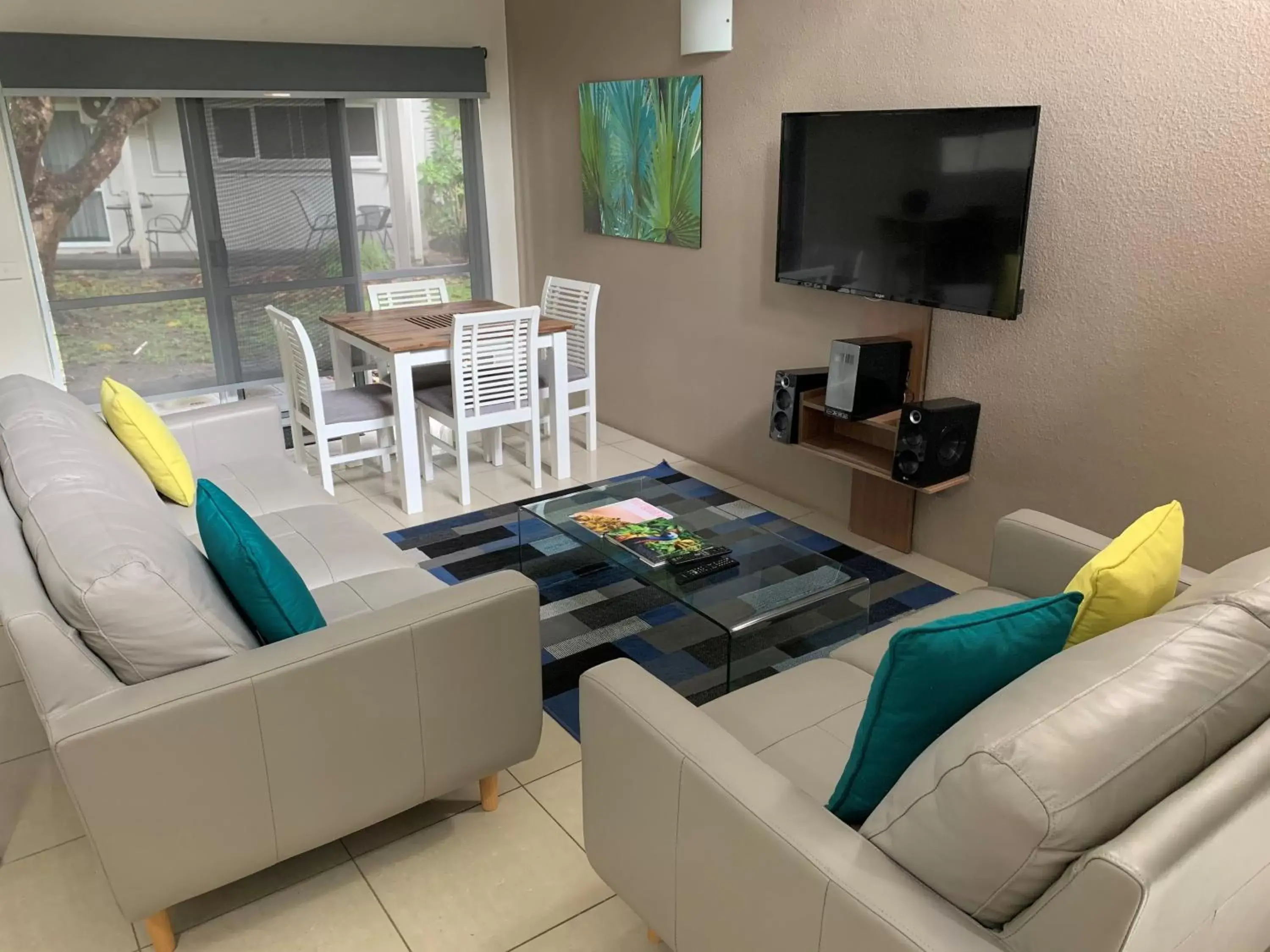 Dining area, Seating Area in Reef Resort Villas Port Douglas