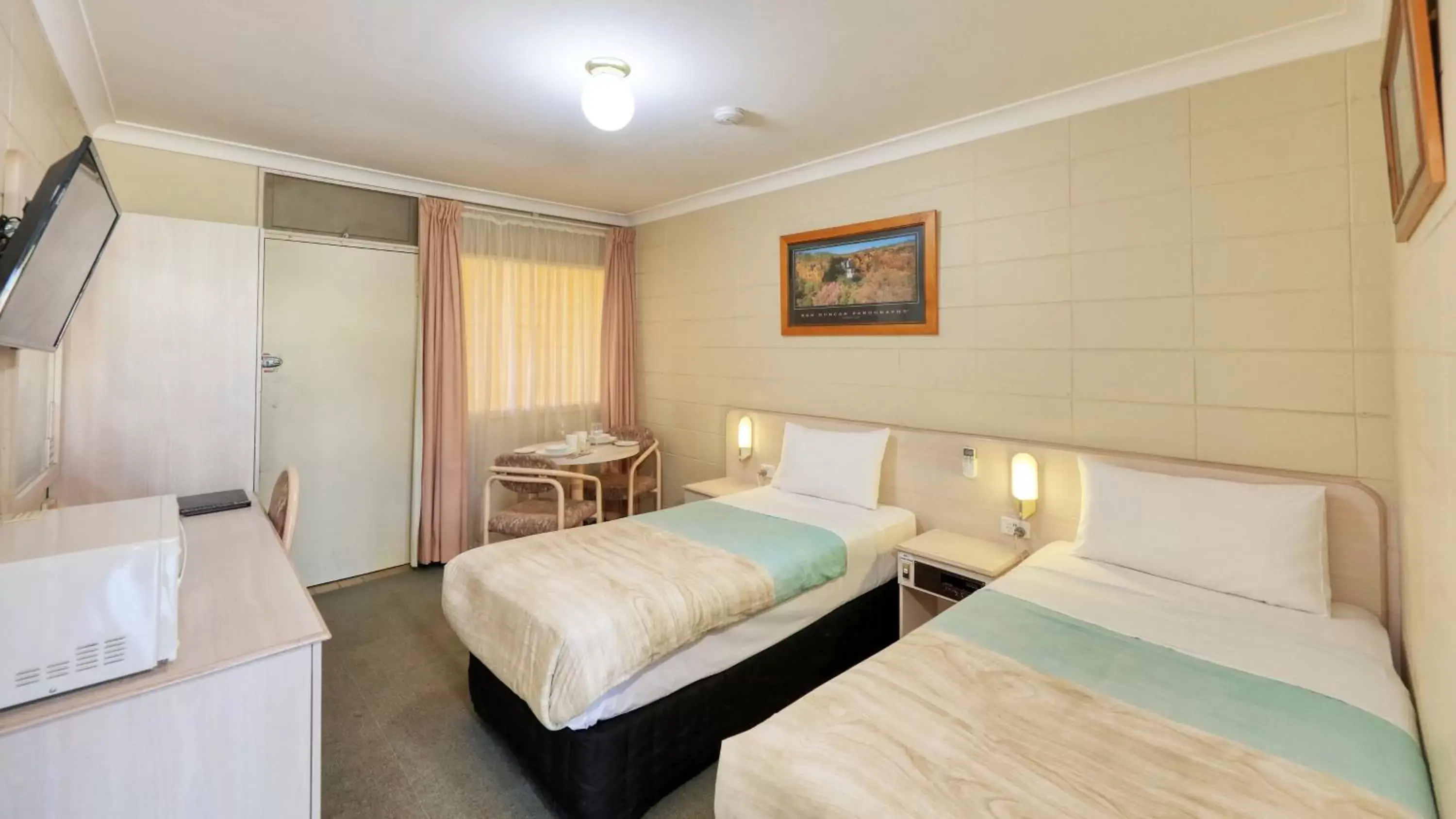 minibar, Bed in Cootamundra Gardens Motel