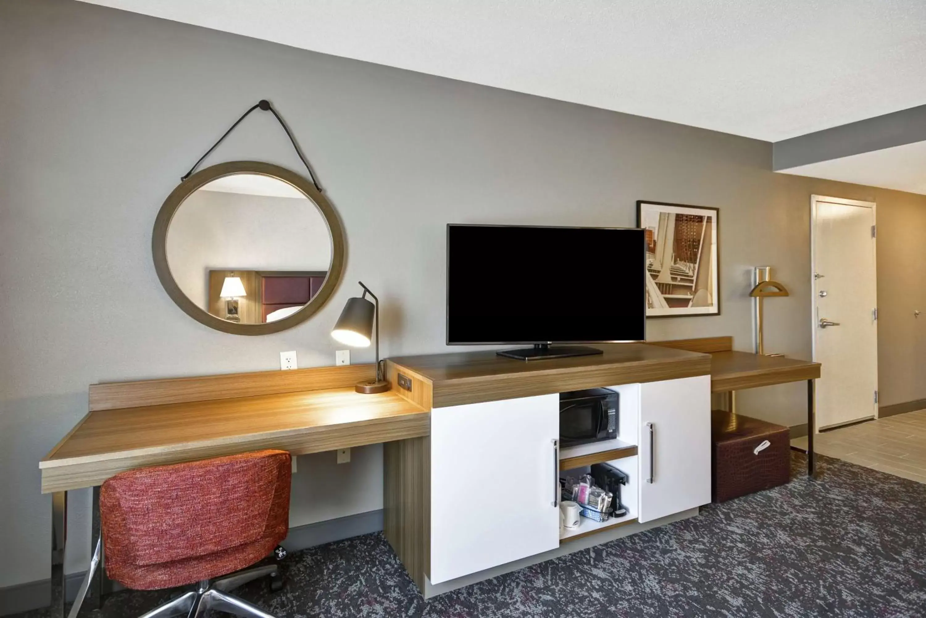 Bedroom, TV/Entertainment Center in Hampton Inn & Suites Columbus-Easton Area