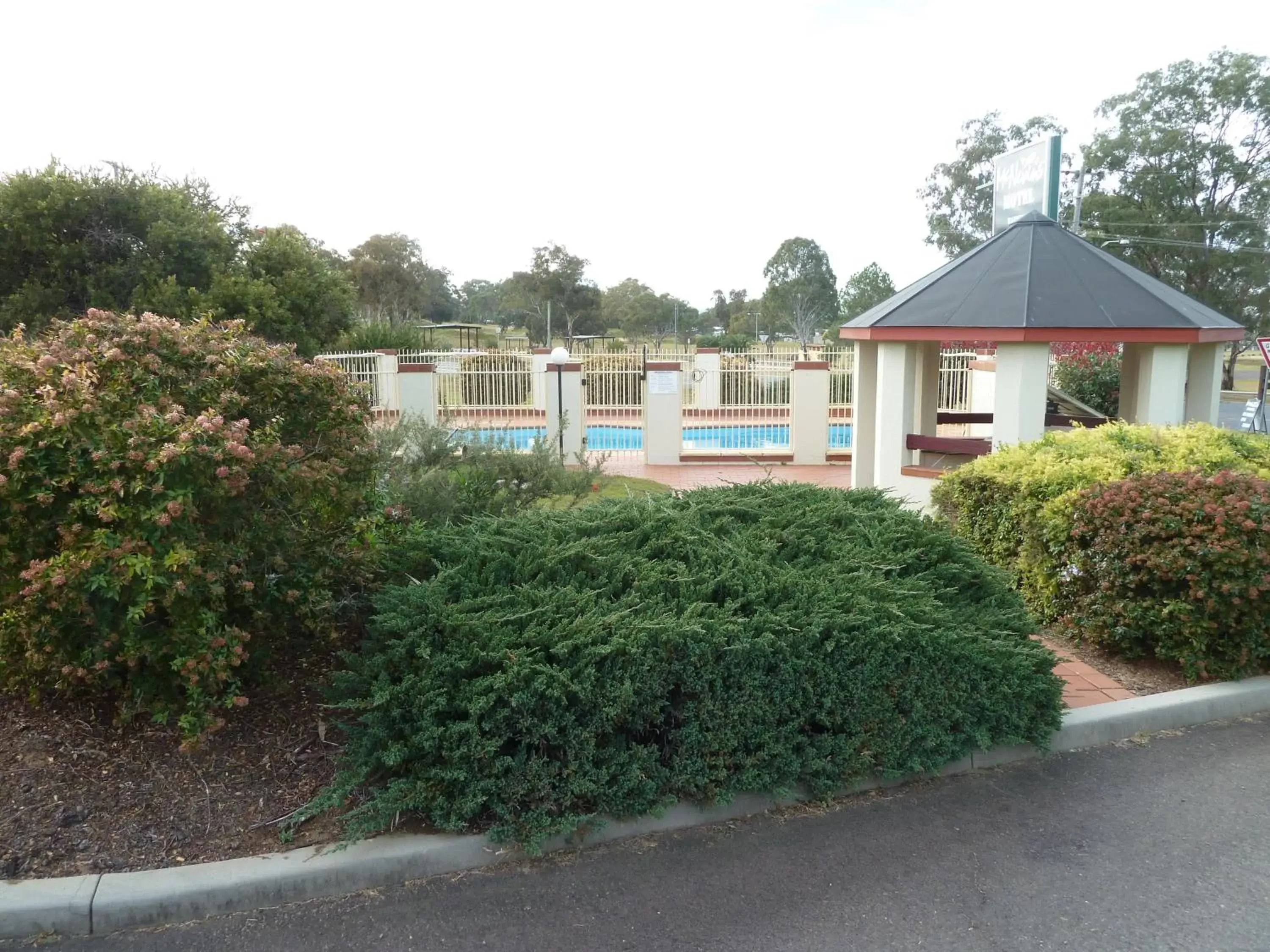 Garden, Property Building in McNevins Warwick Motel