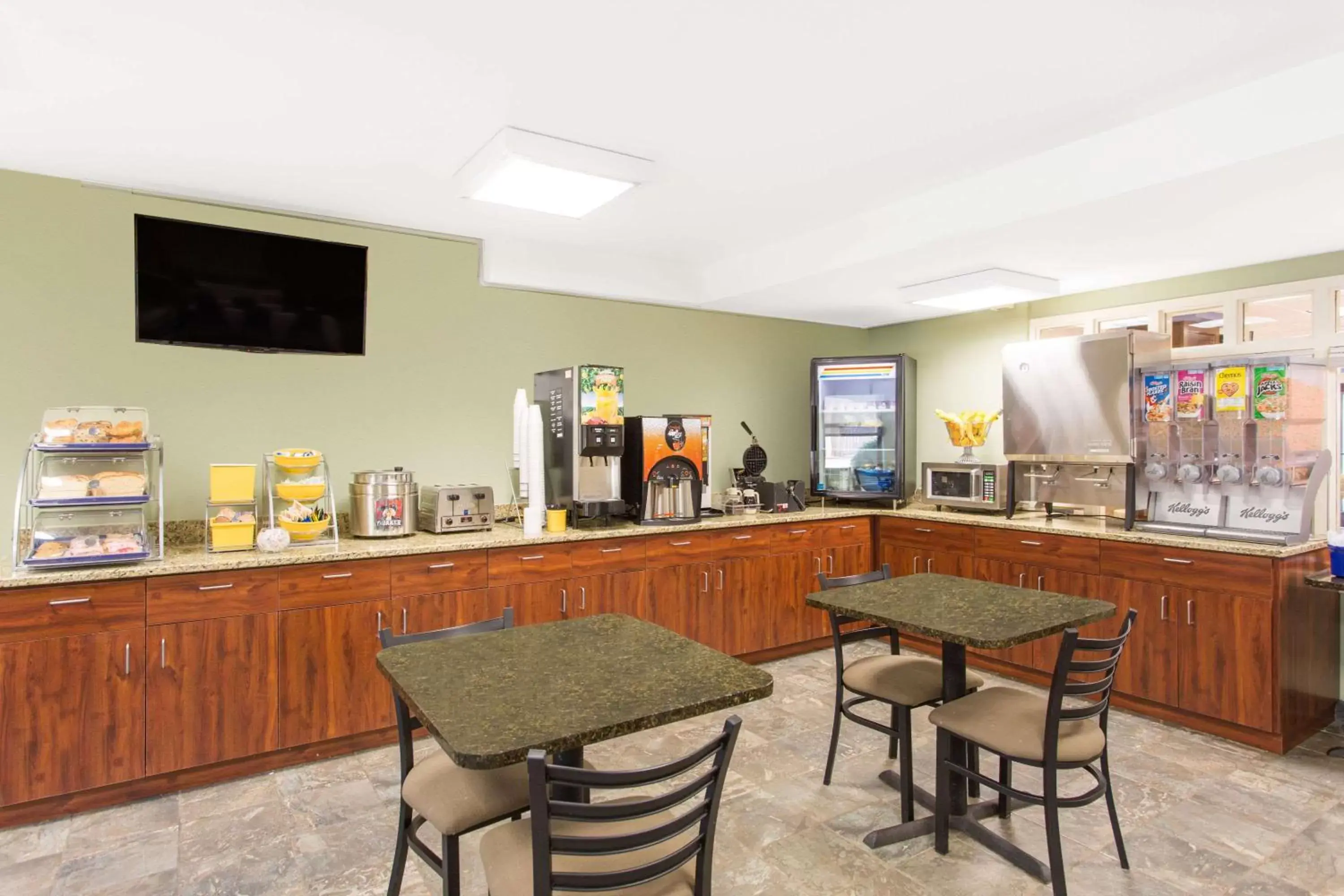 Restaurant/Places to Eat in Days Inn by Wyndham Raleigh-Airport-Research Triangle Park