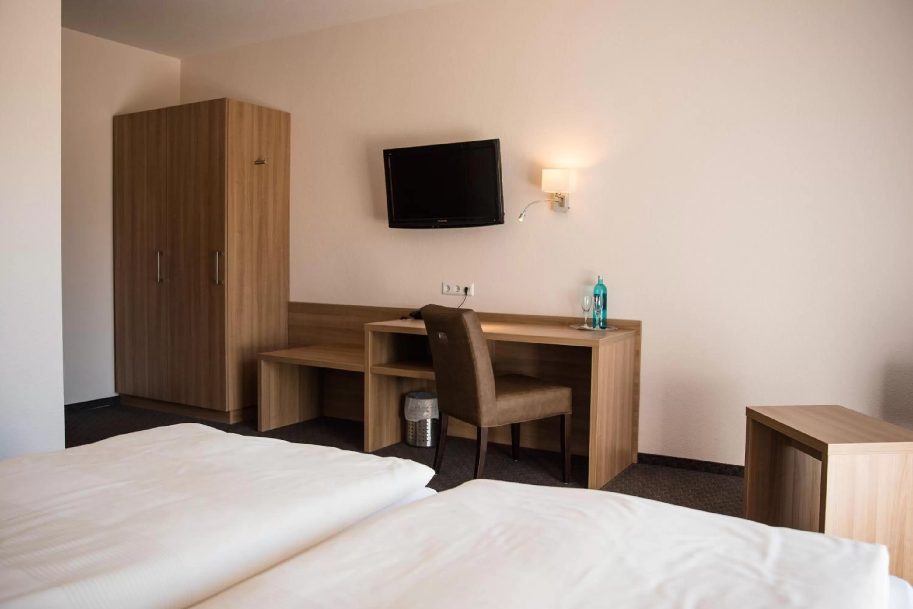 Bed, TV/Entertainment Center in Hotel Heilemann
