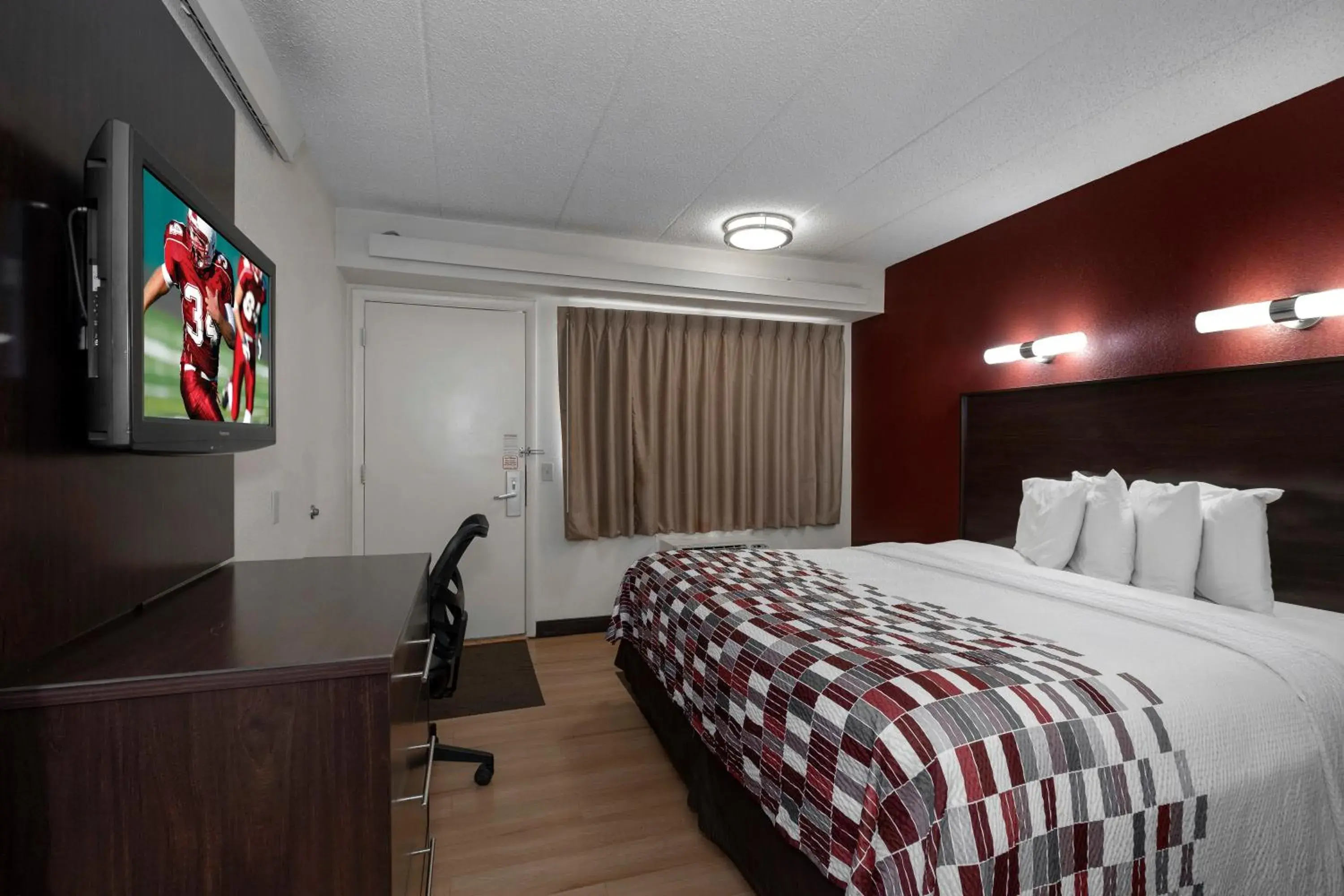 Photo of the whole room, Bed in Red Roof Inn Washington DC-Lanham Photo of the whole room, Bed in Red Roof Inn Washington DC-Lanham