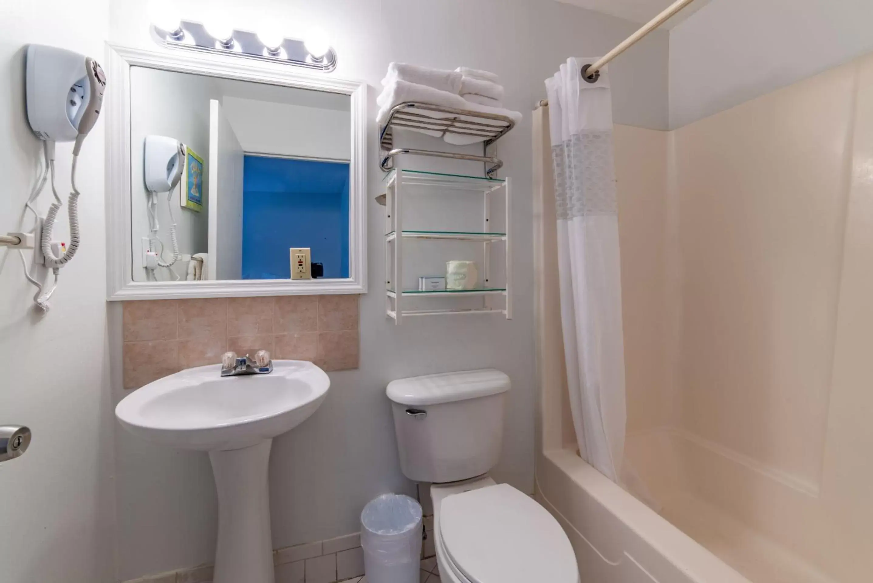 Shower, Bathroom in Captain's Table Hotel by Everglades Adventures