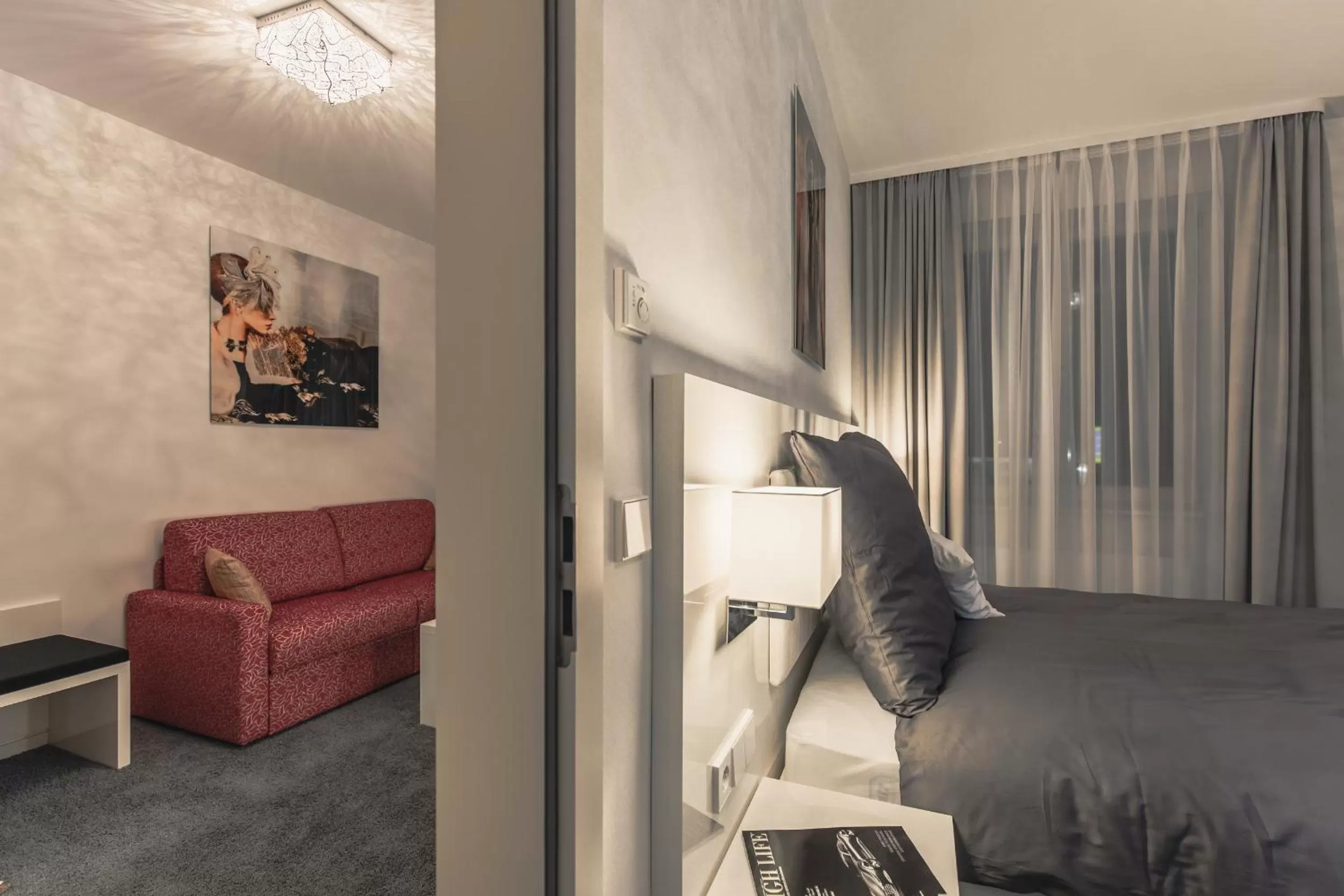 Photo of the whole room, Bed in Bahnlounge 1907