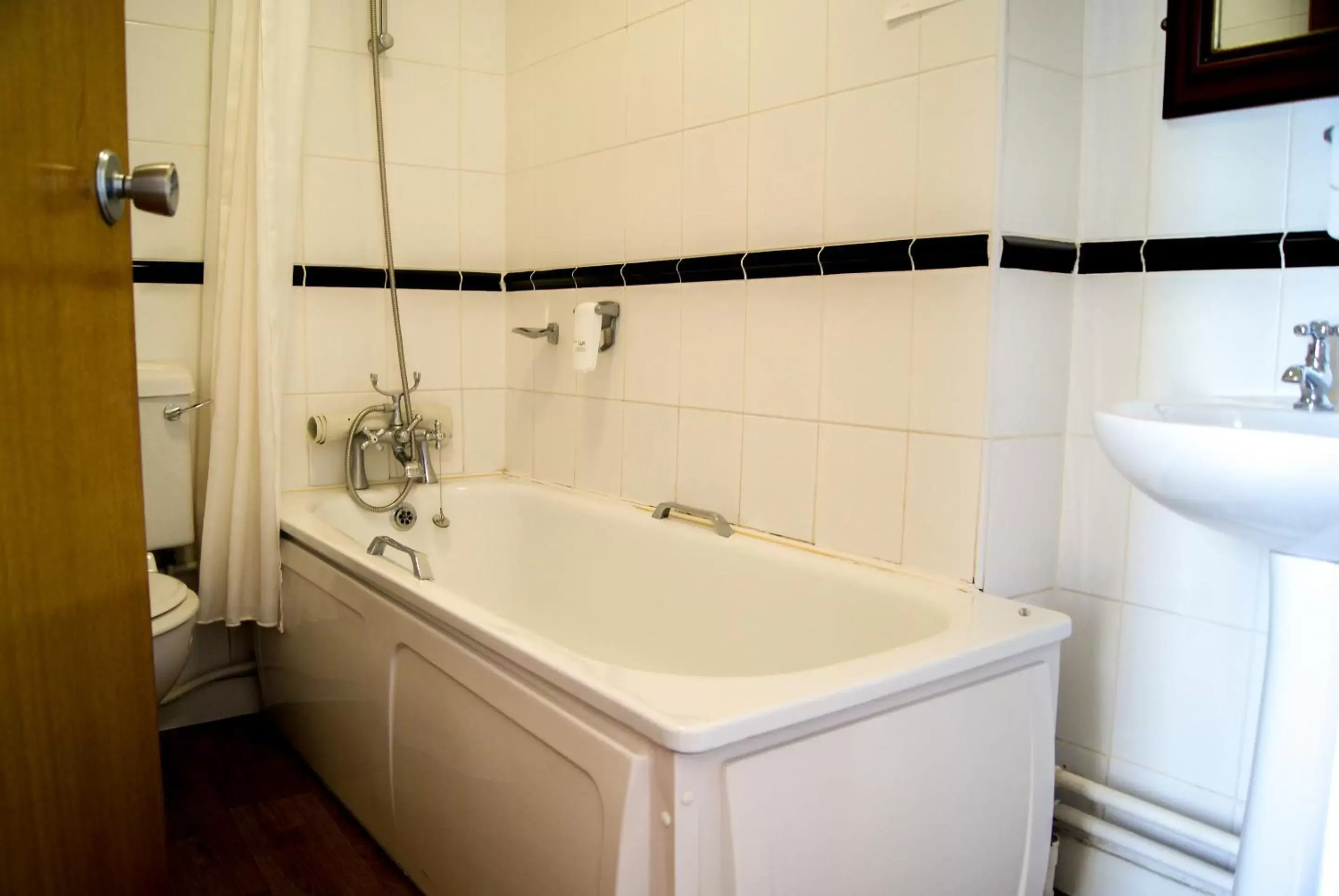 Shower, Bathroom in Suncliff Hotel - OCEANA COLLECTION